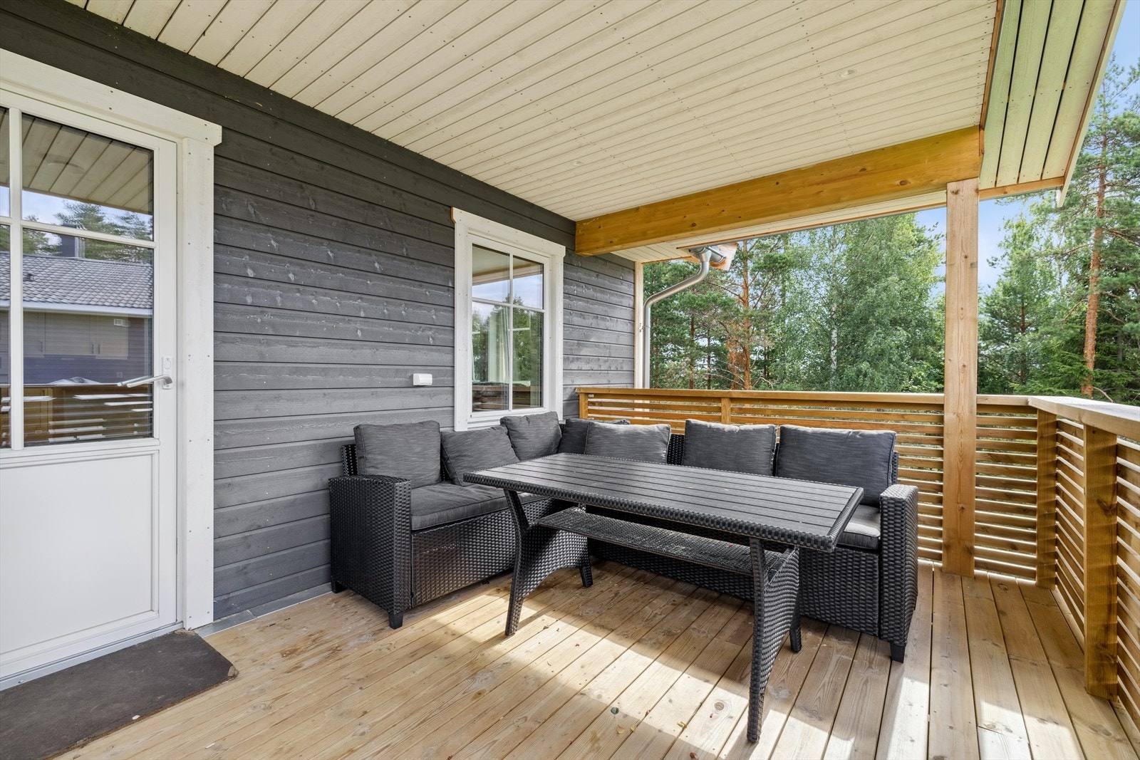 Balkongen er praktisk overbygd, så her kan man sitte tørt selv om sommerregnet skulle komme! Galleribilde