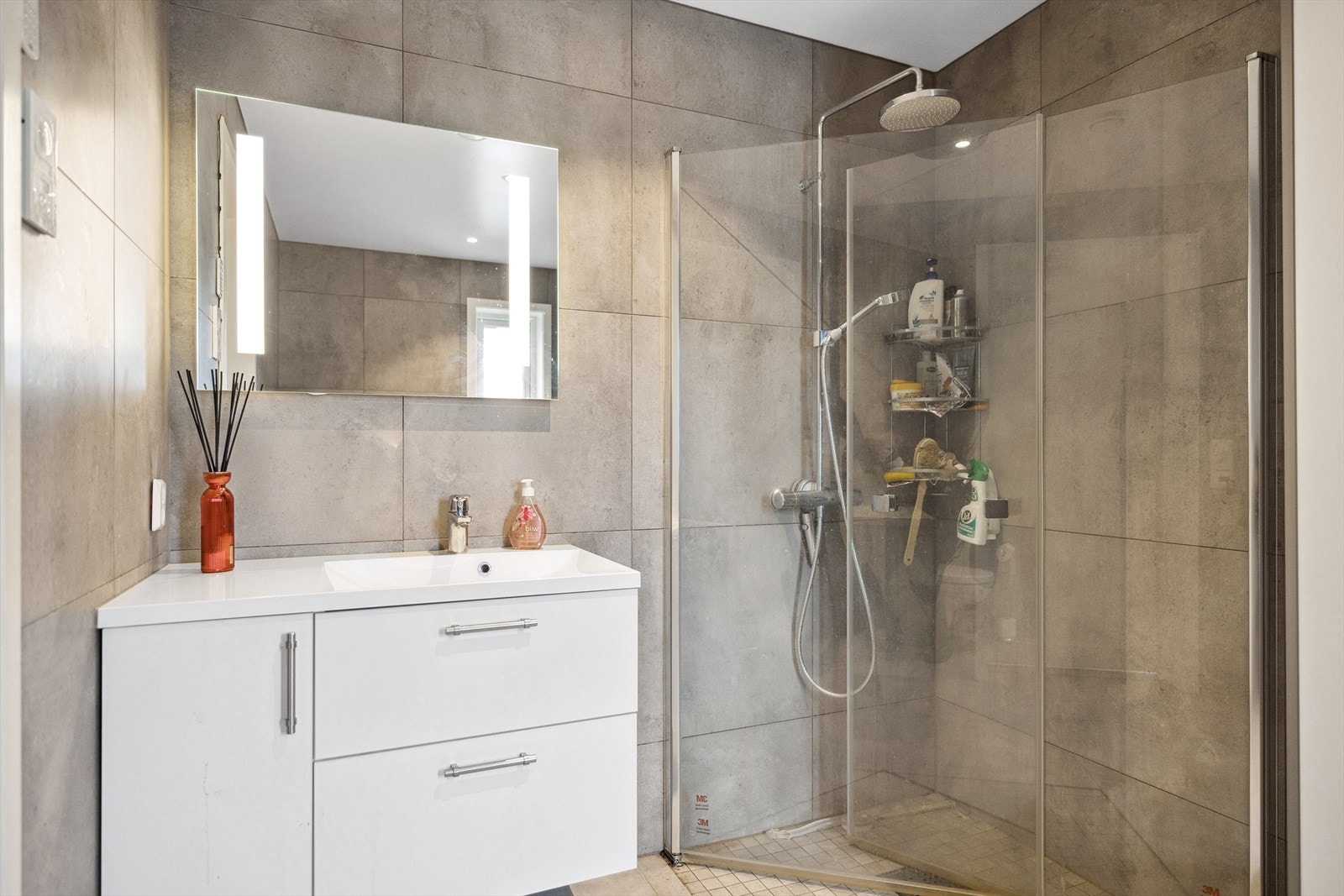 Badene fremstår med lik standard. Pent flisvalg på gulv og vegger og downlights i himlingen. Galleribilde