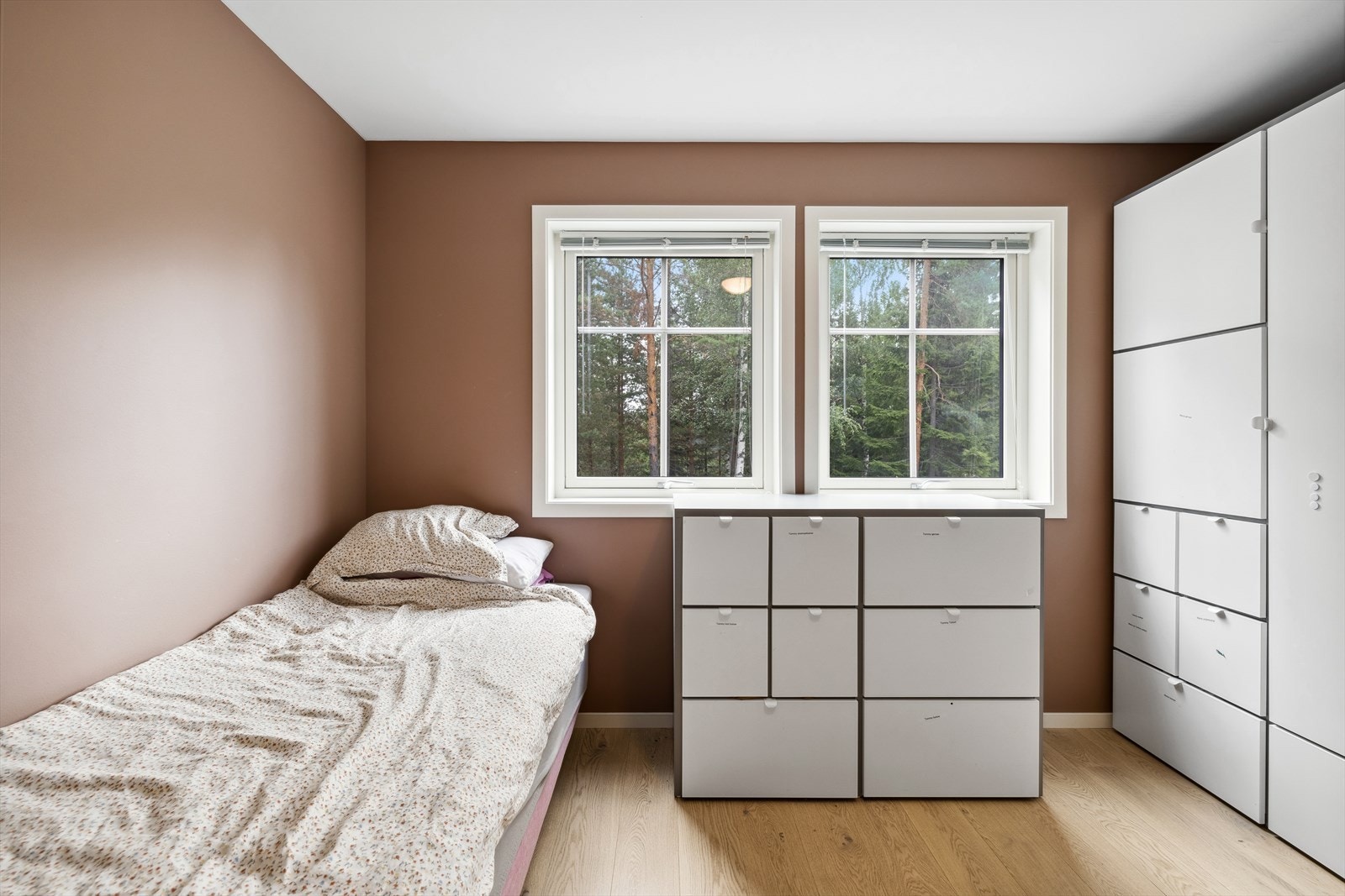 Det er montert garderobeskap på alle tre soverommene i boligens 1.etasje. Galleribilde