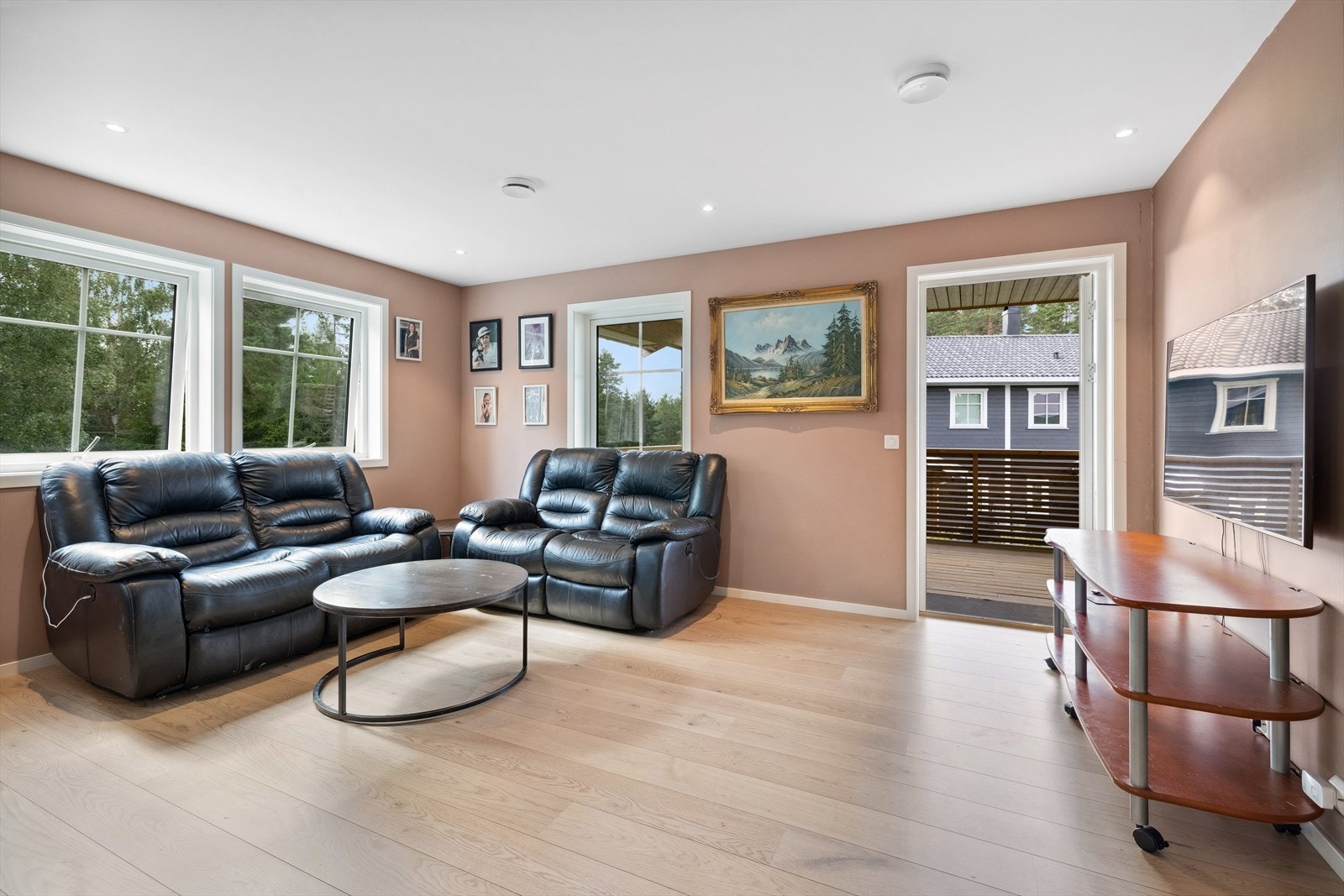 Boligen går over to plan og har en familievennlig planløsning med et totalt bruksareal på 130 kvm. Galleribilde