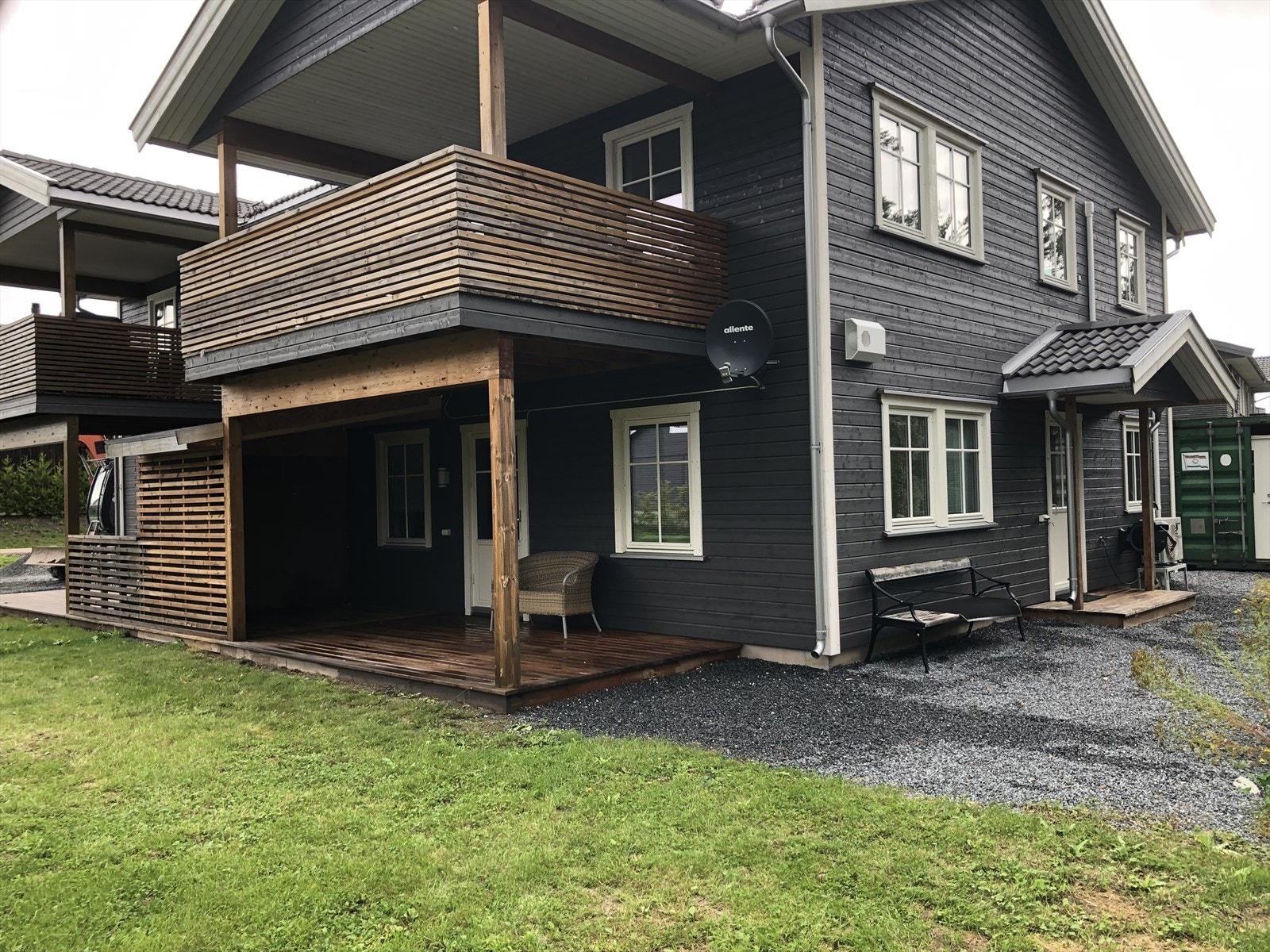 Fin terrassplatting og hage med gode solforhold Galleribilde