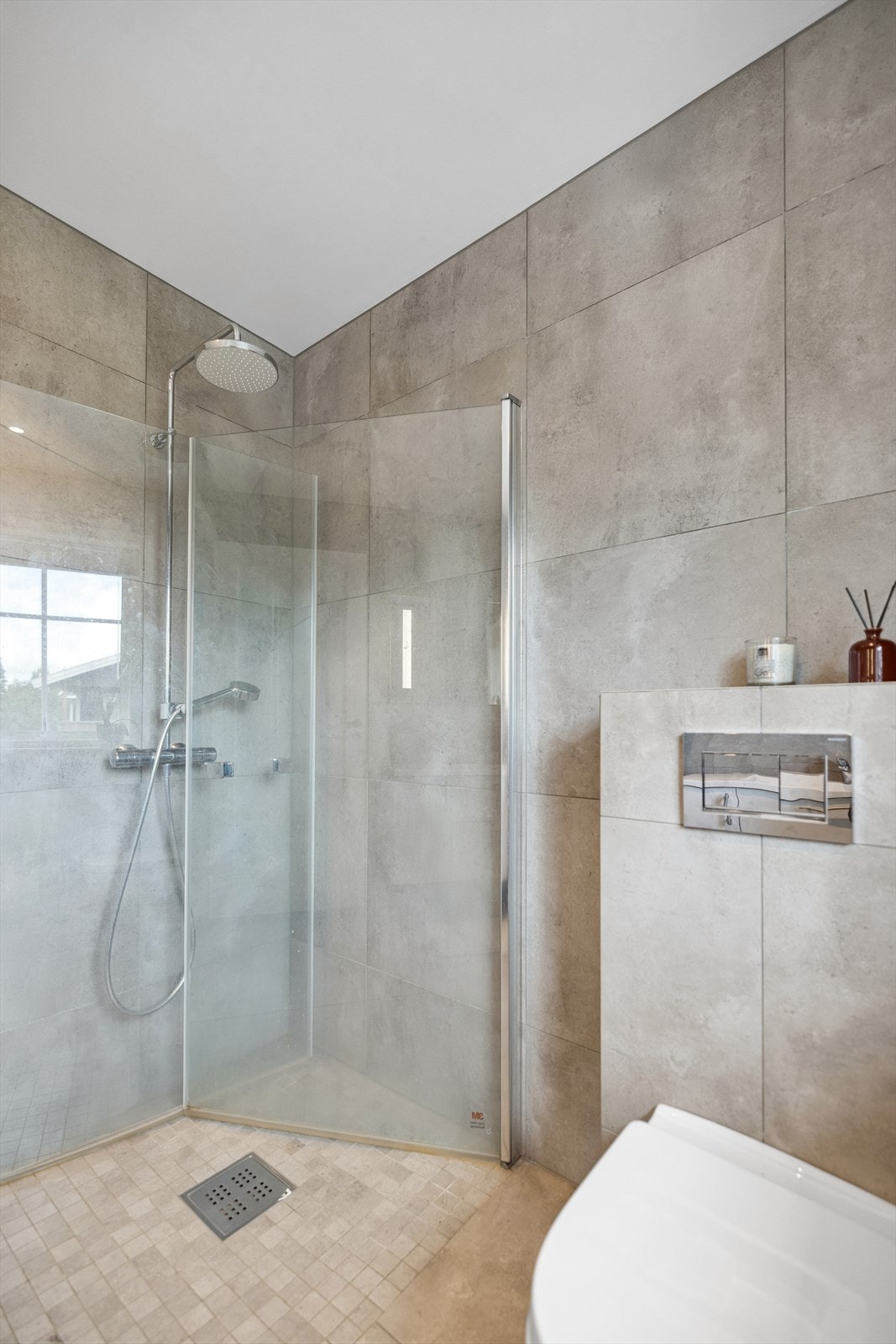 Praktiske, innfellbare dusjdører er montert på begge bad. Galleribilde