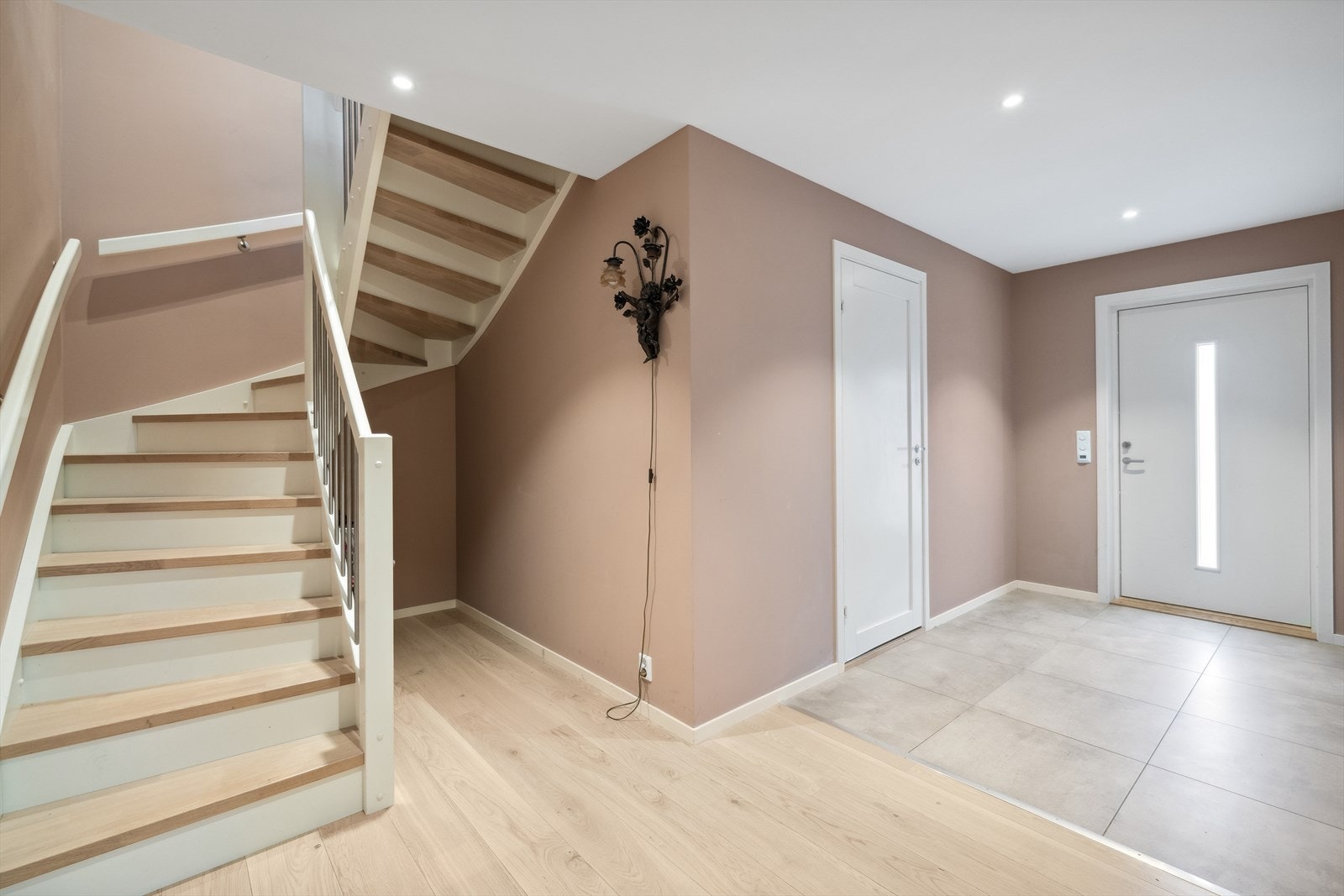 Entréen gir en fin smakebit av leilighetens gode standard med et delikat fargevalg på veggoverflater og fliser/parkettgulv. Galleribilde