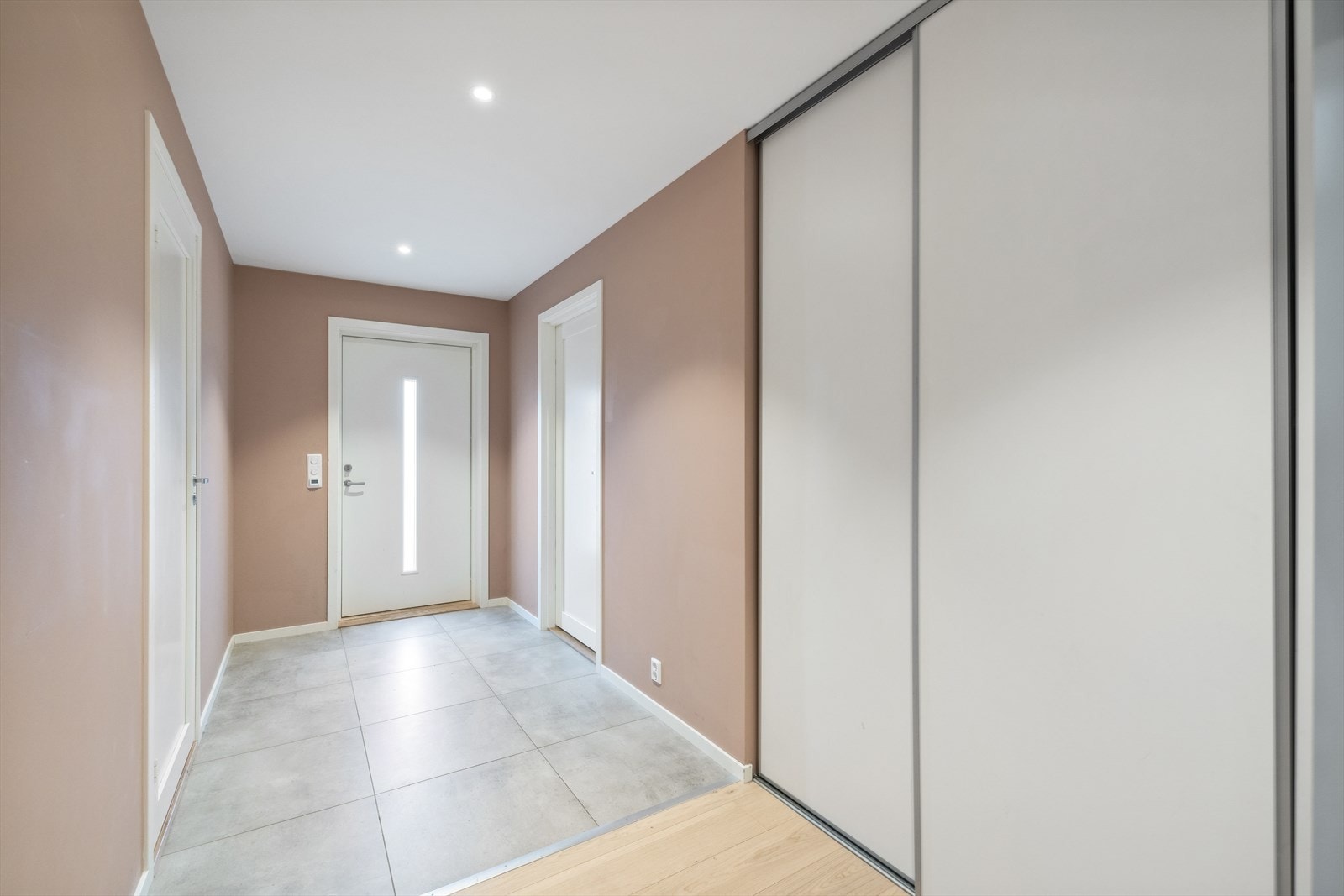 Romslig entré med stor skyvedørsgarderobe for praktisk og oversiktlig oppbevaring. Downlights i himlingen gir god belysning. Galleribilde