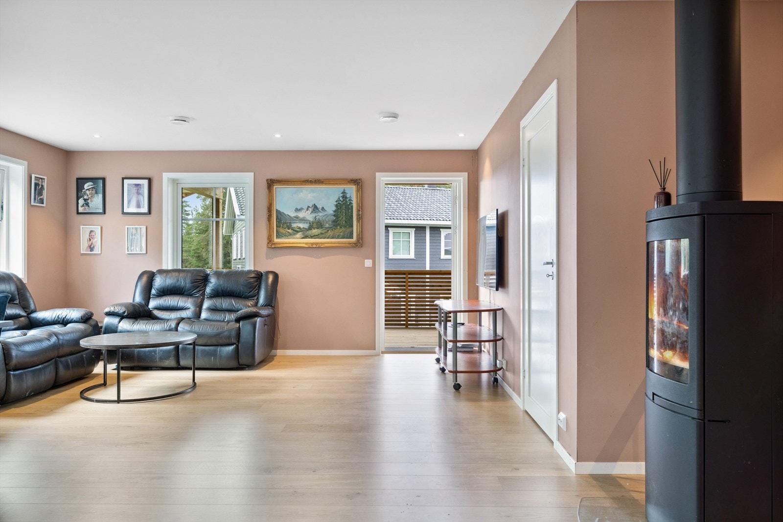 Rommets utforming gjør det naturlig å innrede stuen i to ulike soner med stue- og spisestuedel. Galleribilde