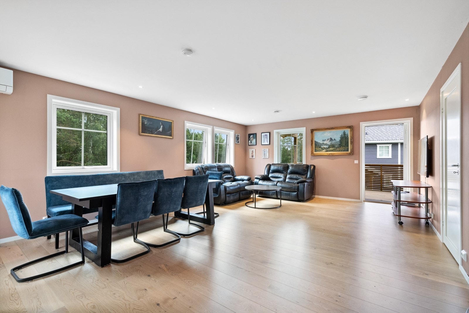 Lys og moderne halvpart av tomannsbolig oppført i 2021, i et ettertraktet boligstrøk på Ormåsen. Galleribilde