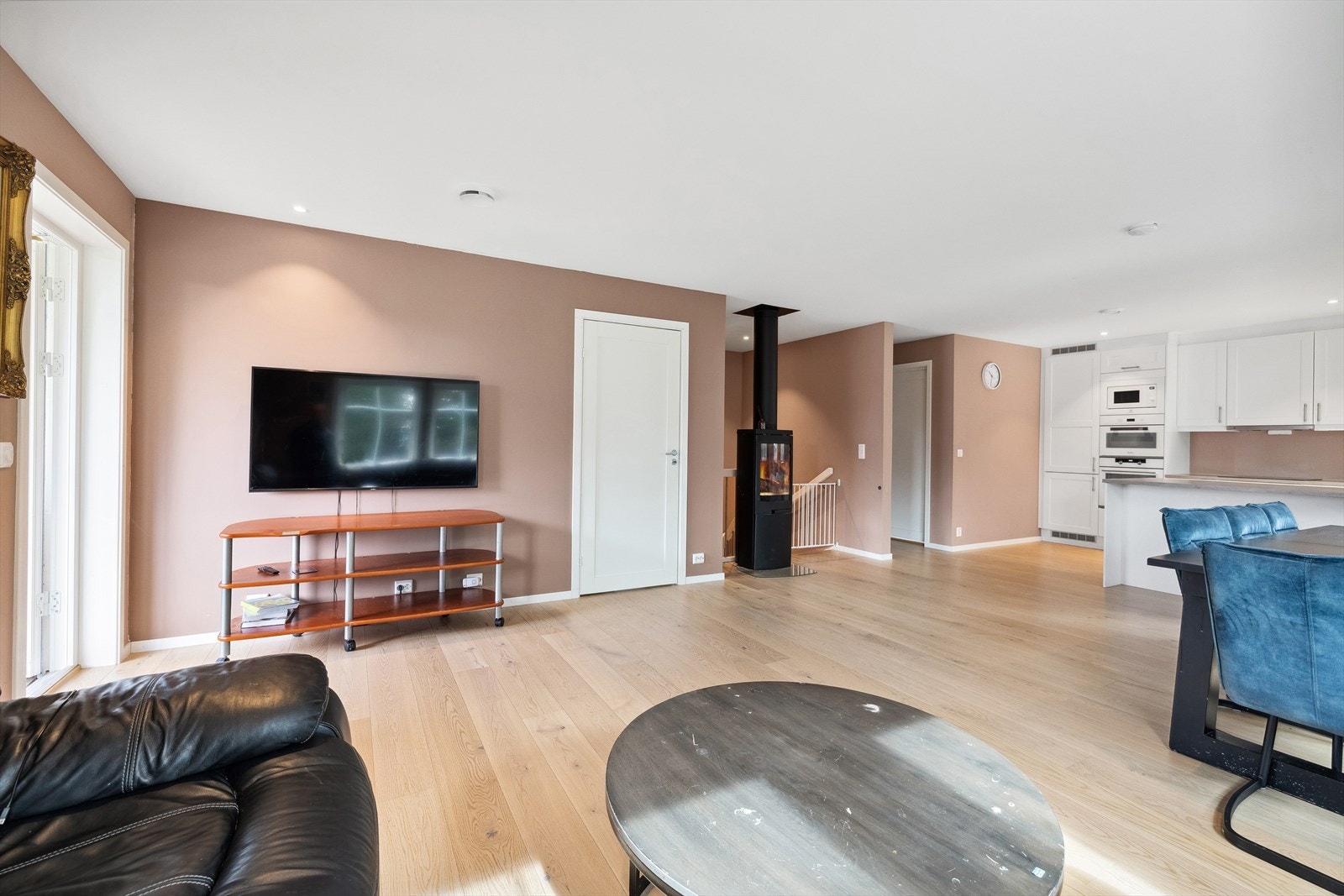 Den åpne planløsningen mot kjøkkenet gjør dette til et herlig, sosialt allrom. Galleribilde