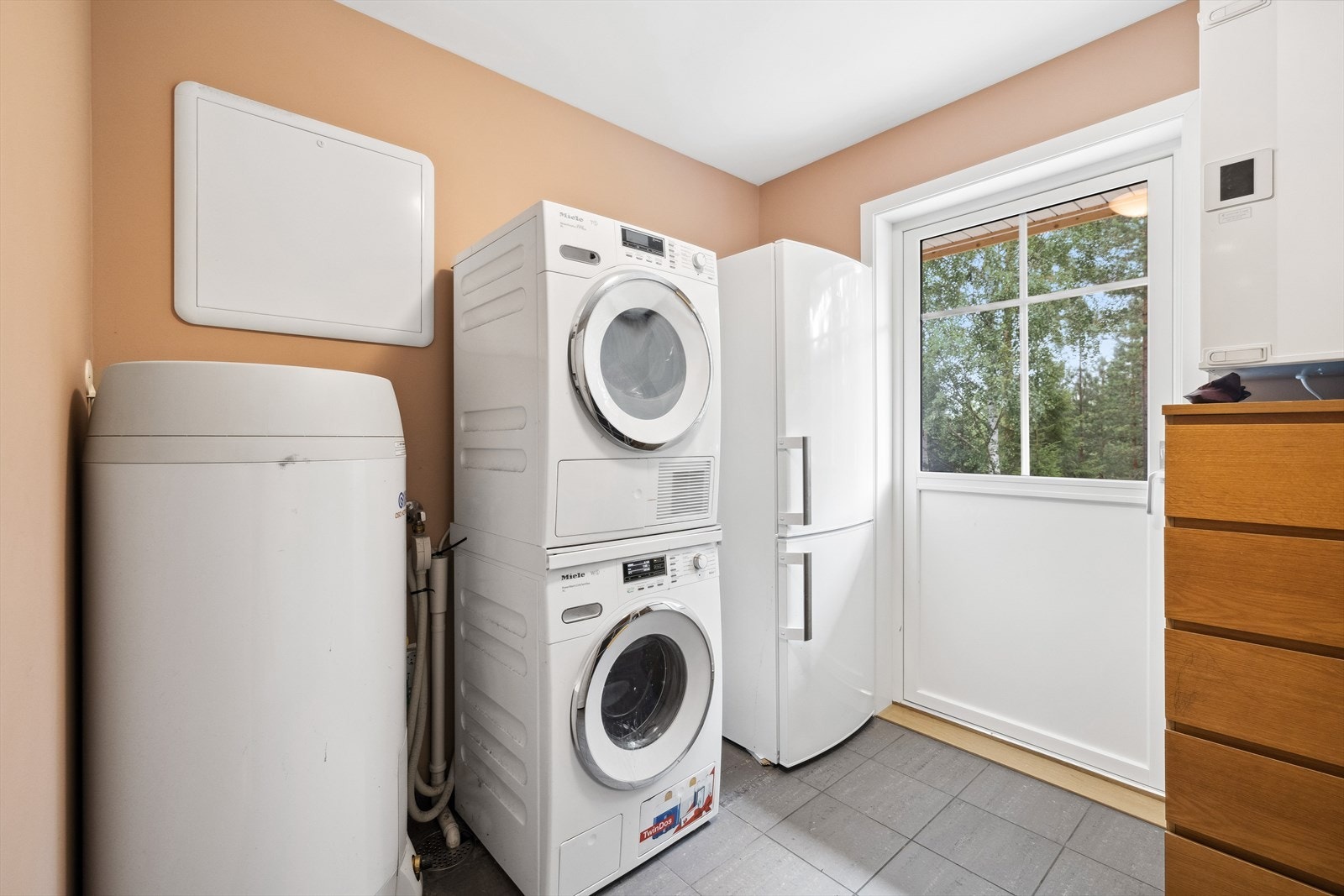 I tillegg har boligen et separat vaskerom/bod i 1.etasje med direkte utgang. Galleribilde