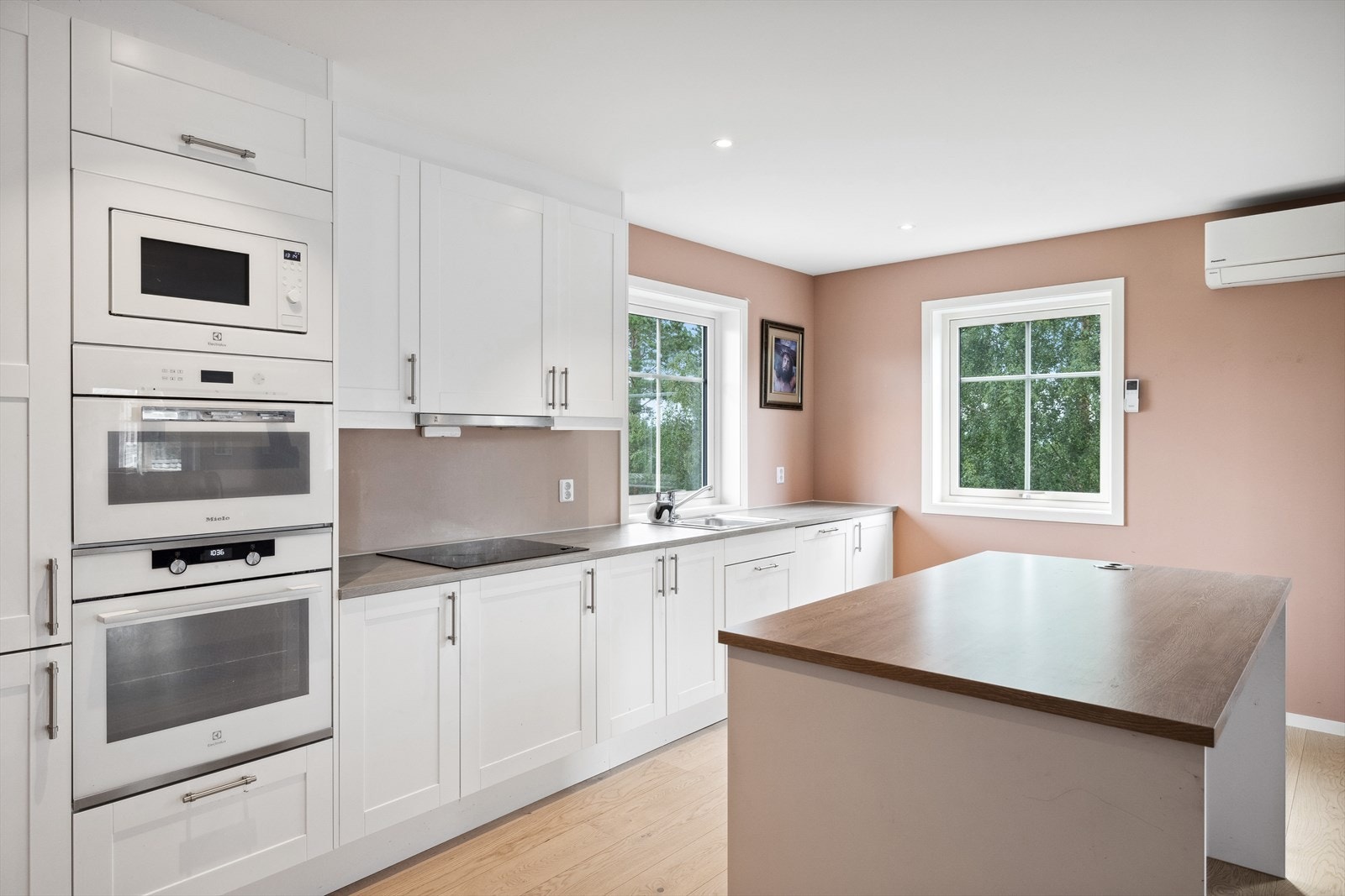 Godt utstyrt med integrert kjøl/fryseskap, oppvaskmaskin, induksjonstopp, mikrobølgeovn, stekeovn, dampovn og komfyrvakt. Galleribilde