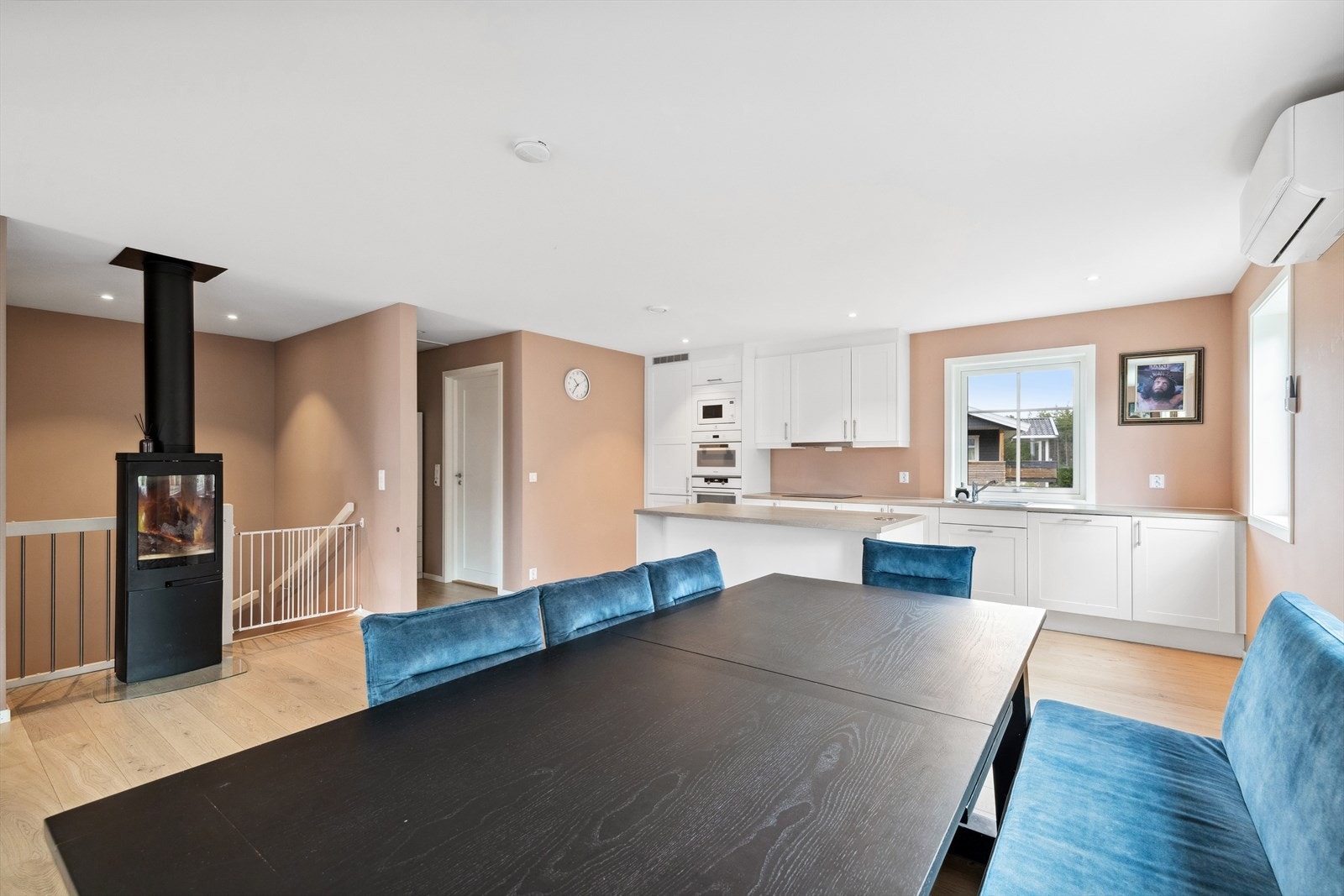 Den åpne planløsningen gjør at en kan holde praten i gang med familie og gjester, mens maten tilberedes! Galleribilde