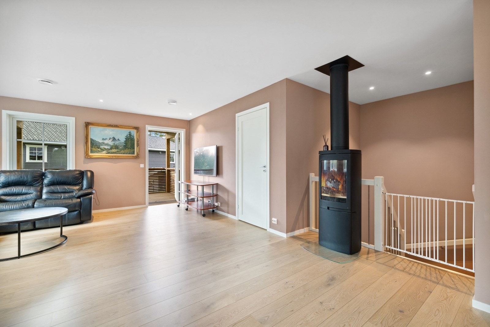 Peisovnen og varmepumpen som er montert i stuen, tilfører den lune, gode varmen. Galleribilde