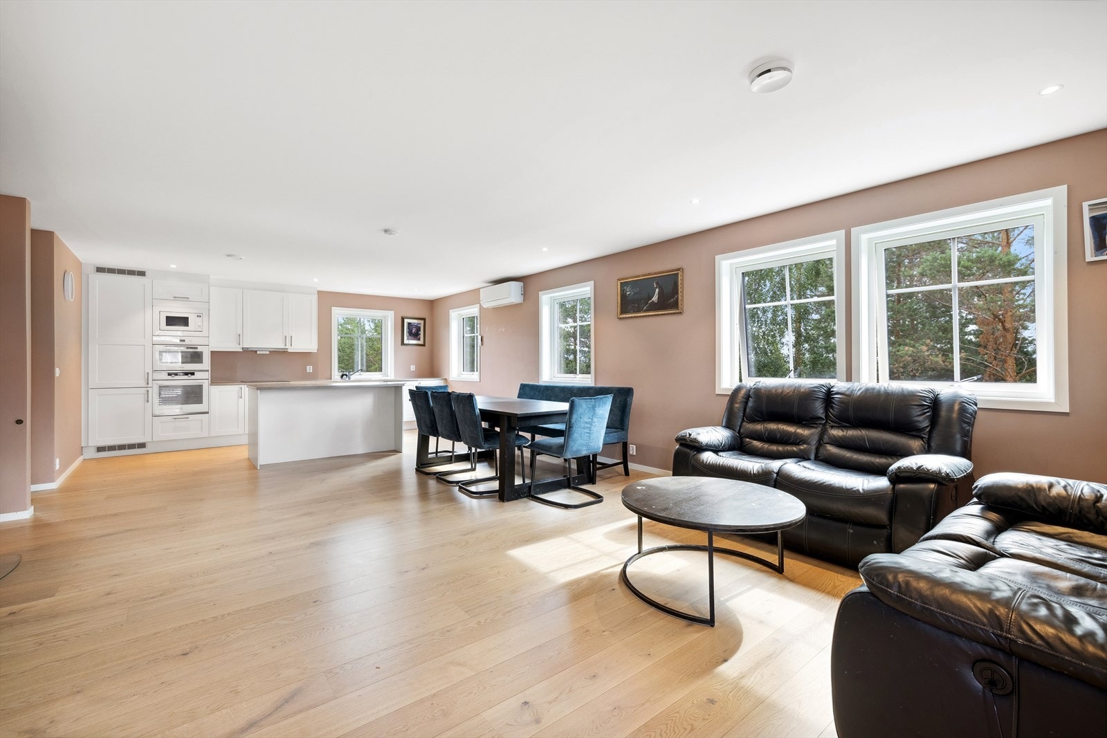 Den fremstår lys og tiltalende med et moderne farge- og materialvalg. Galleribilde