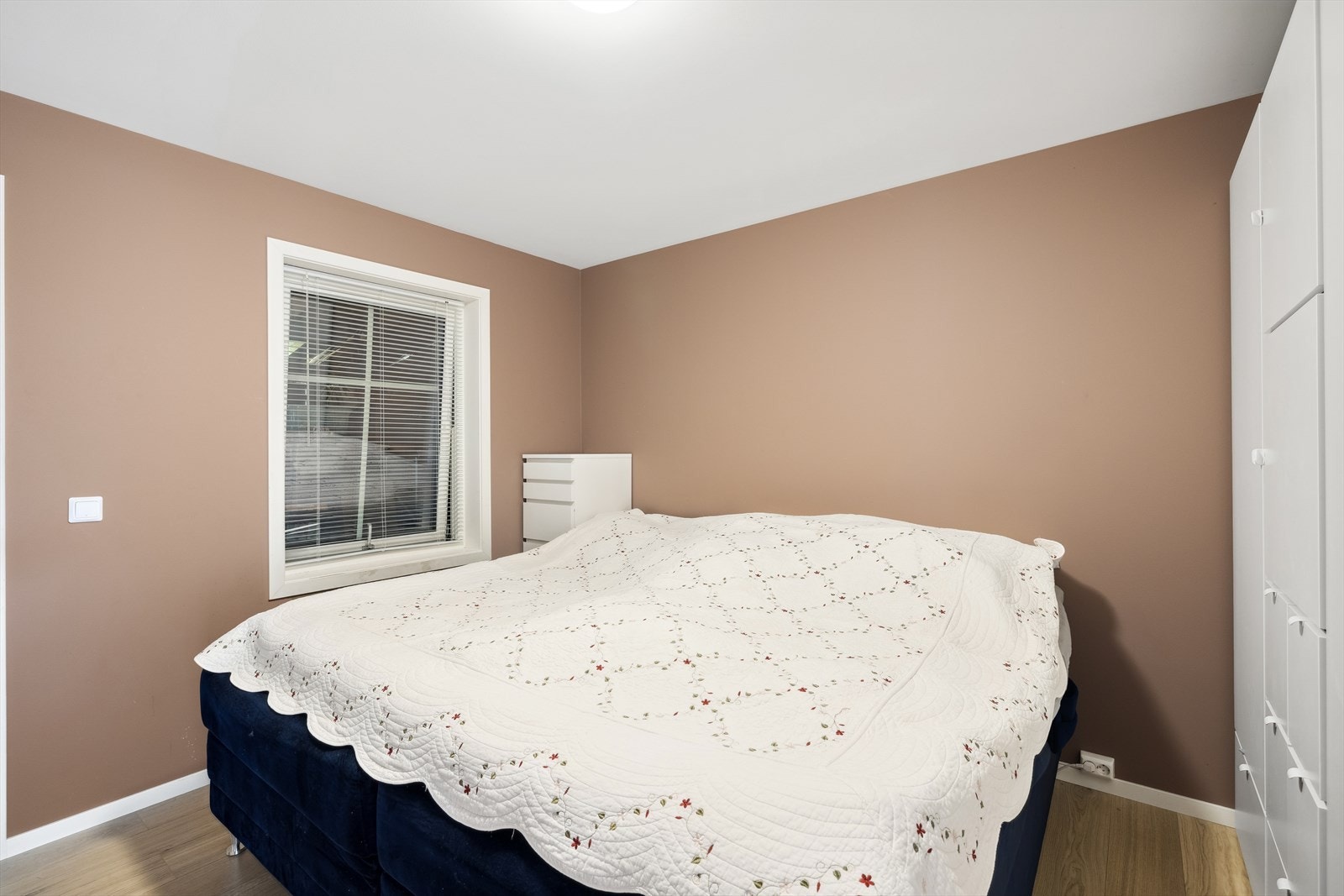 Boligen inneholder fire soverom - tre beliggende i 1.etasje og ett i 2.etasje. Galleribilde