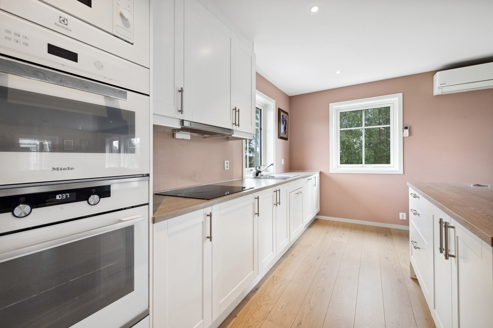 Kjøkkenet fremstår svært bruksvennlig! Galleribilde