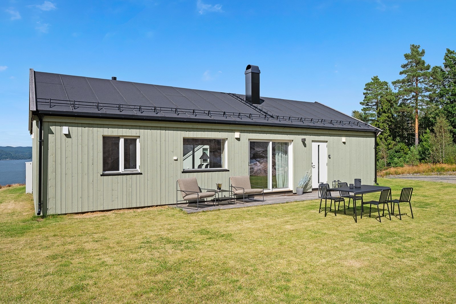 "Ny", lekker hytt (2023) som ikke er tatt i bruk. Flott beliggenhet på enden av feltet, suveren utsikt og herlige solforhold! Galleribilde