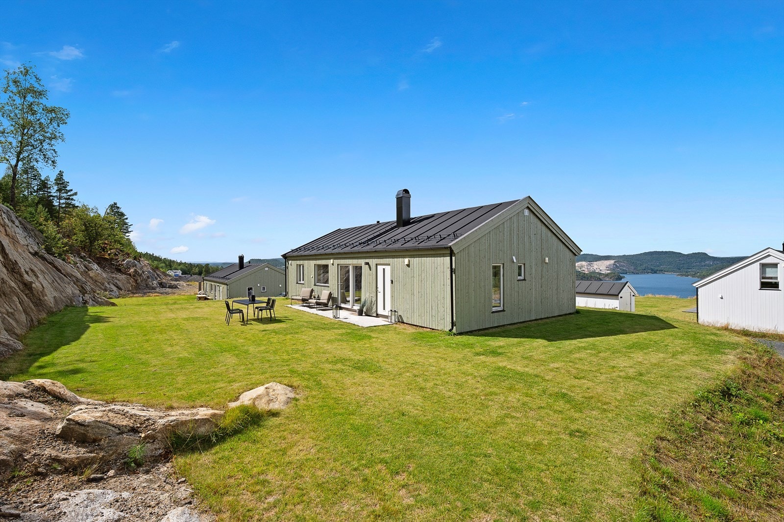 Flat og fin tomt. Her er det også god plass til å sette opp bod om ønskelig. Galleribilde