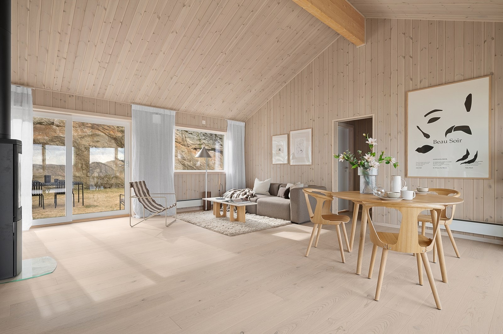 Stor og hyggelig stue med ildsted og utgang til hage på begge ender av stuen Galleribilde