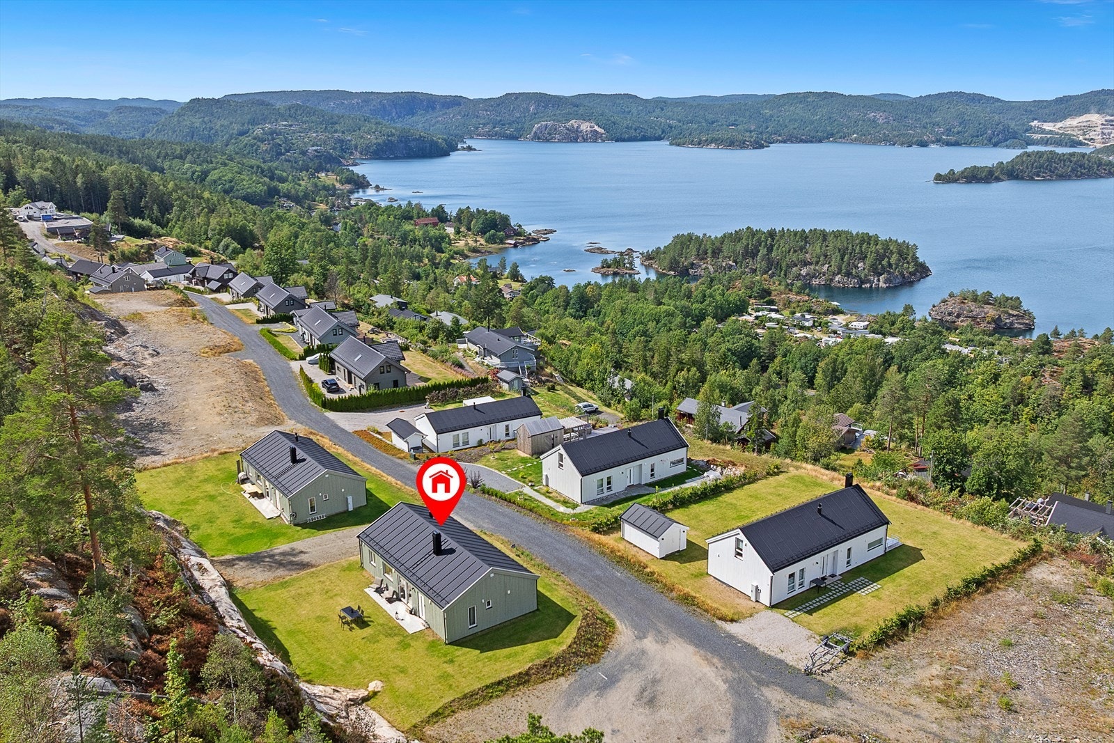 Dronefoto som viser den flotte beliggenheten og en fantastisk utsikt utover fjorden Galleribilde