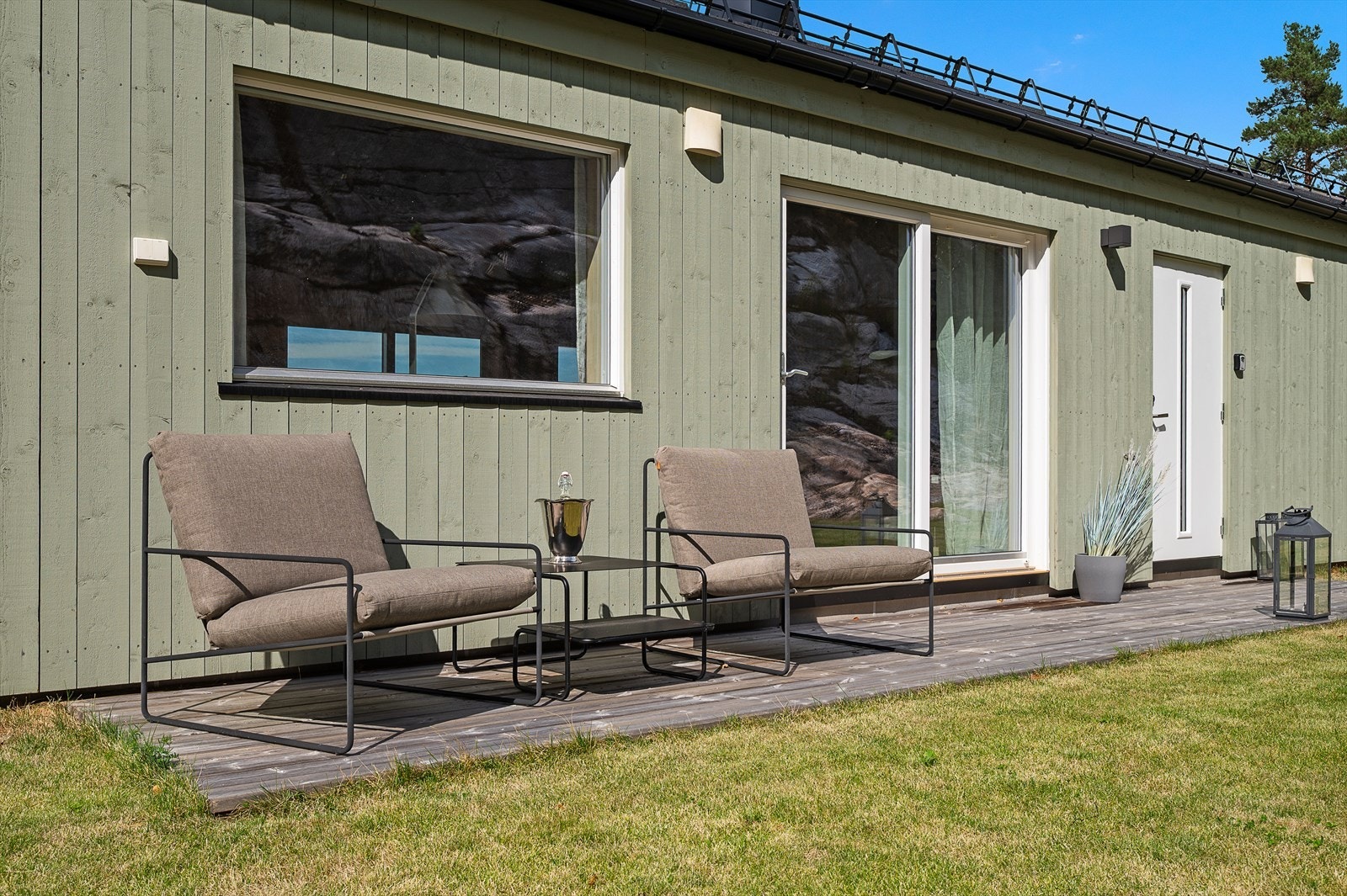 Skjermet og fin uteplas på baksiden av hytta. Galleribilde