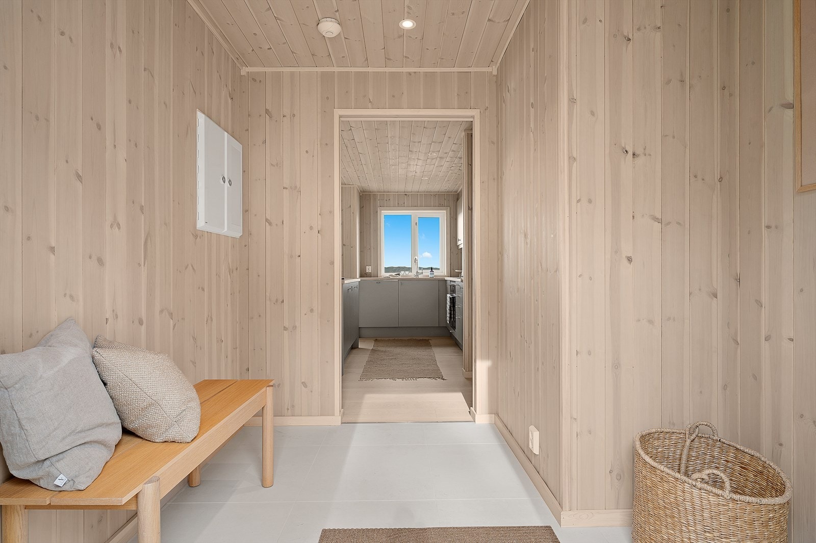 Velkommen inn ! Tiltalende entrè med god plass til klesoppbevaring og oppheng. Galleribilde