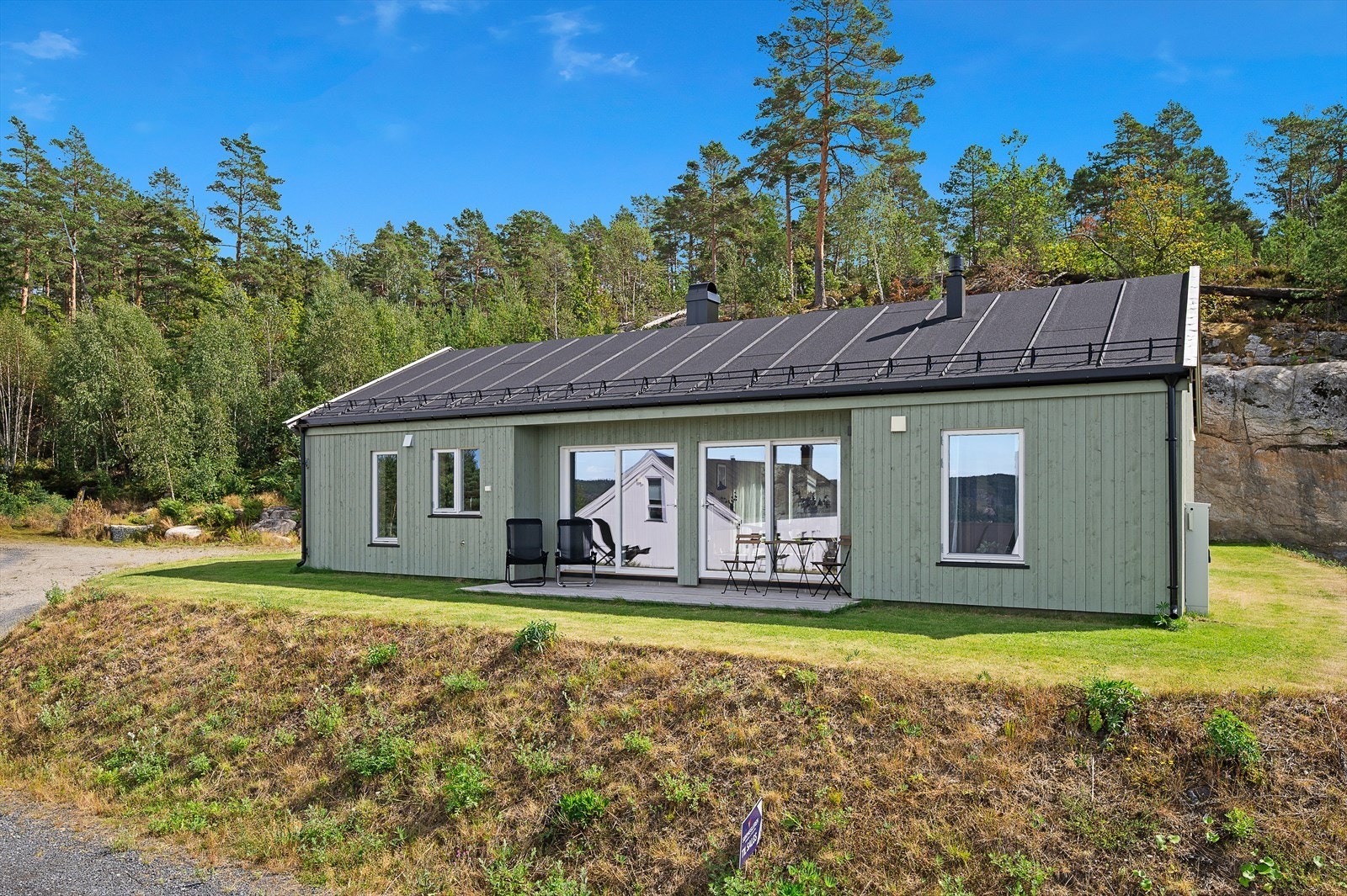 Kvalitetshytte som ble oppført for utbygger av Tinde Hytter AS. Fine uteplasser på begge sider av boligen. Galleribilde