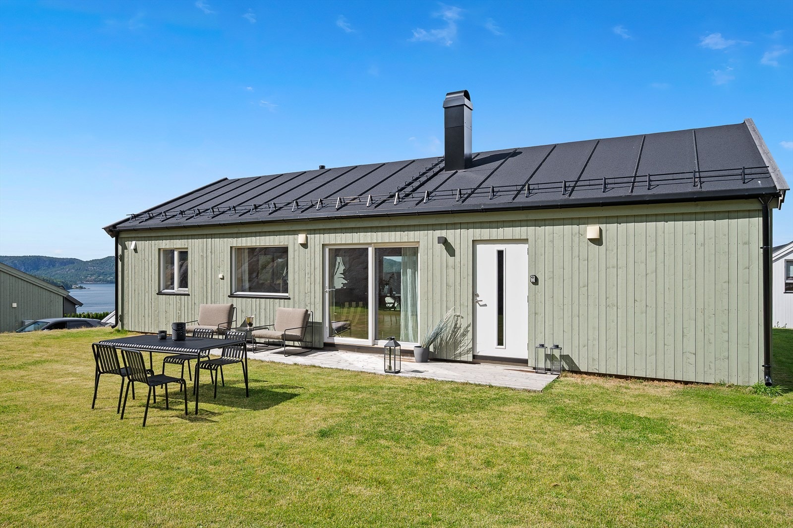 Uteplassen på baksiden av hytta er svært skjermet Galleribilde