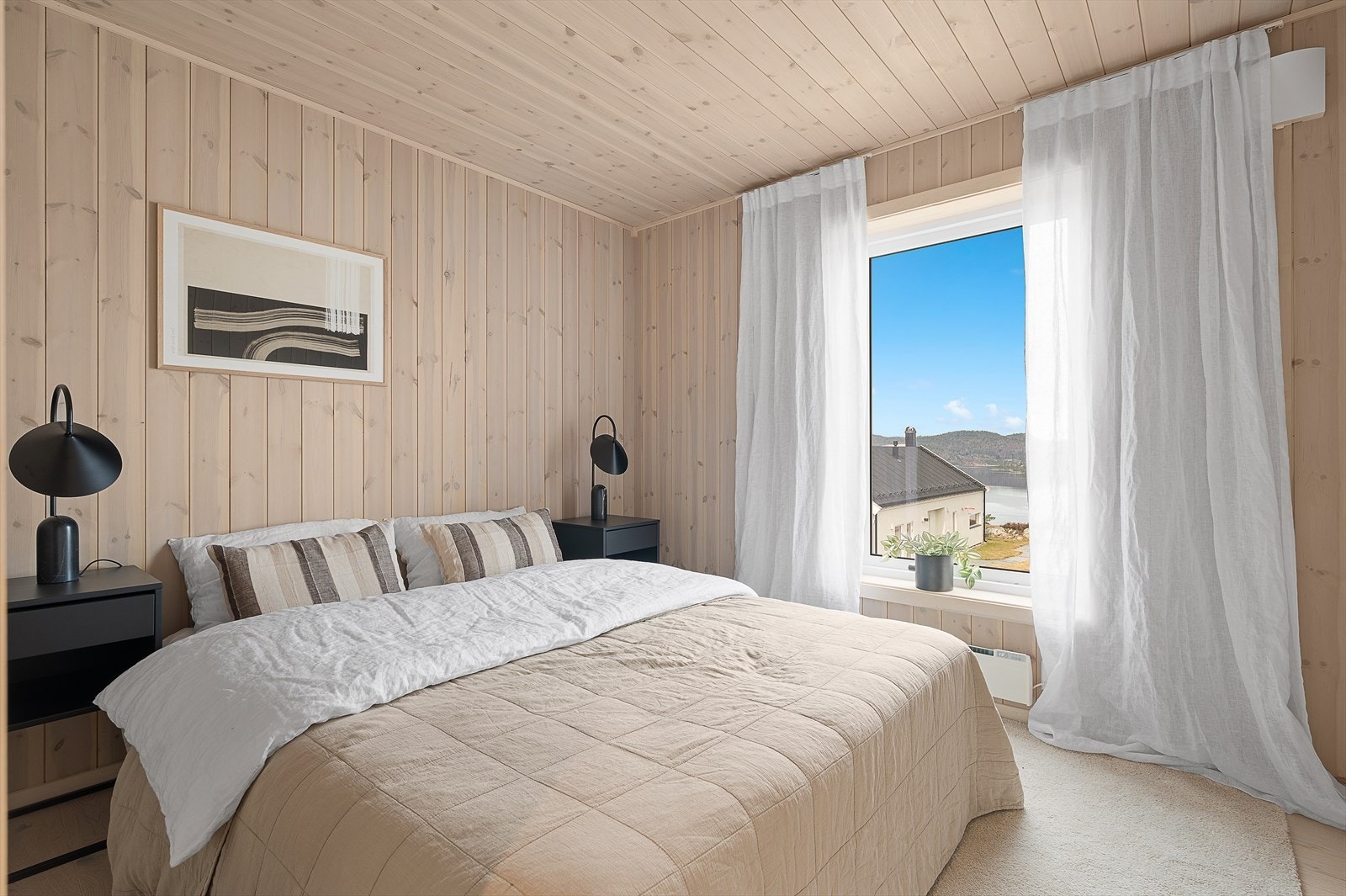 Soverom med god plass til dobbelseng. Også her en fantastisk utsiktsbilde! Galleribilde