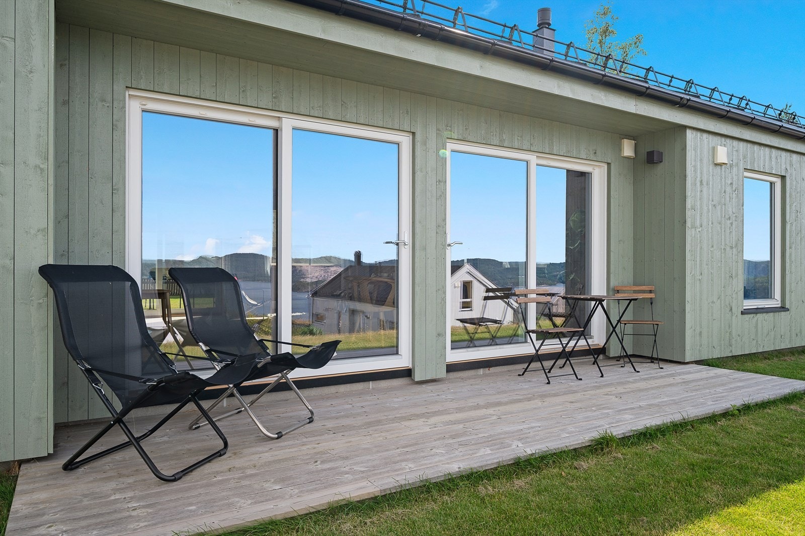 Hyggelig terrasse mot sjøen Galleribilde