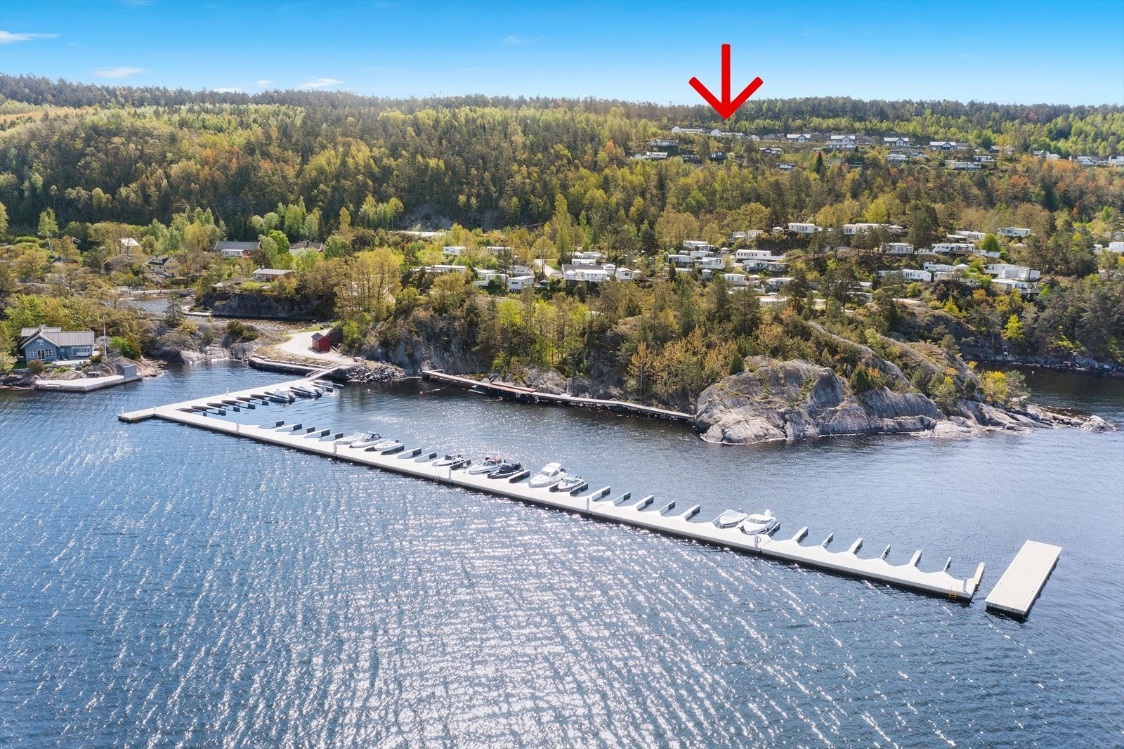 Båtplass inkludert ut 2027 sesongen! Flott bryggeanlegg med senere mulighet for å kjøpe seg en båtplass. Ca. 10 min. gange fra hytta. Omtrentlig plassering av hytta er markert med pil Galleribilde