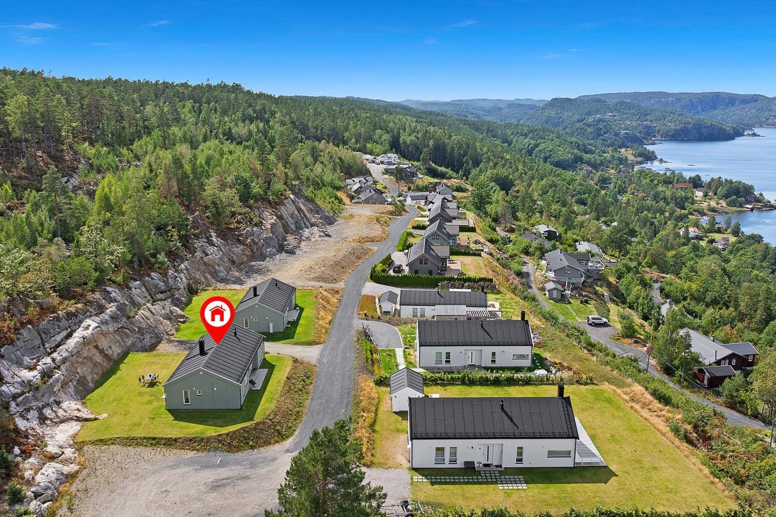 Eiendommen har en flott beliggenhet på feltet, i enden av veien. Galleribilde