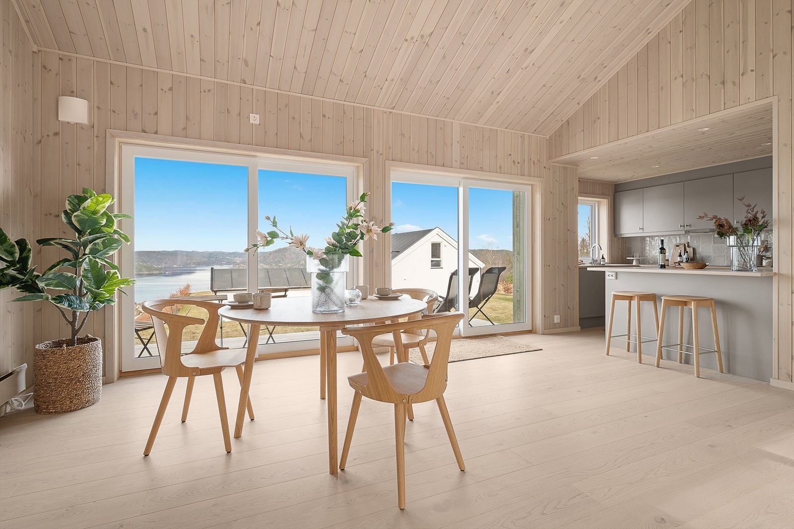 Stue med åpen kjøkkenløsning og store vindusflater som sikrer den fantastiske utsikten! Galleribilde