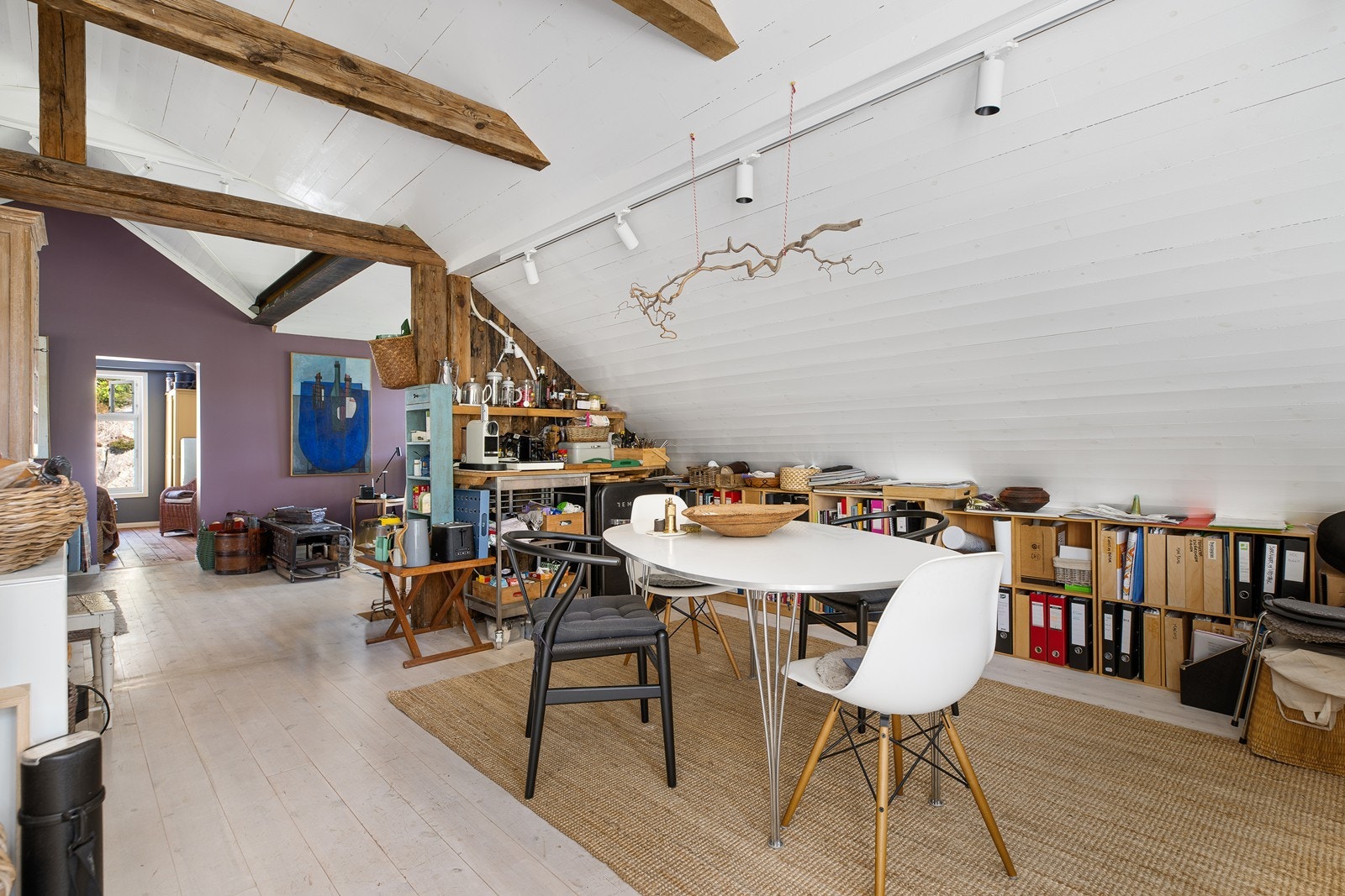 Denne delen av bolig er ment som kjøkken, men er i dag brukt som kjøkken/kontor Galleribilde