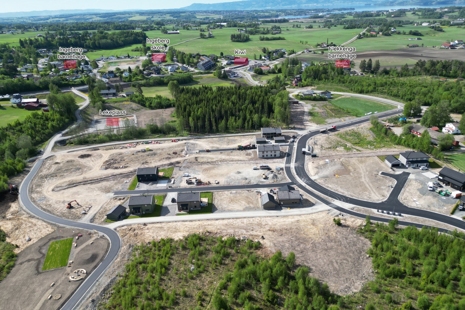 Her får du livet på landet, samtidig som du har umiddelbar nærhet til butikk, barnehager og skoler, og kun få minutter til Hamar sentrum. Galleribilde