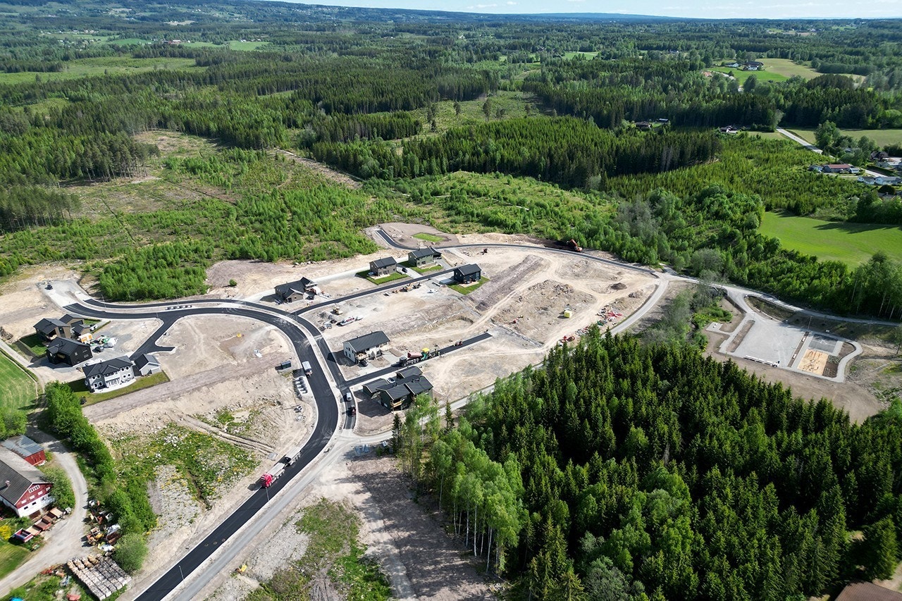 15 eneboligtomter er allerede solgt, og sju av dem er bebygd. Det begynner å bli liv på Ingeberglia. Galleribilde