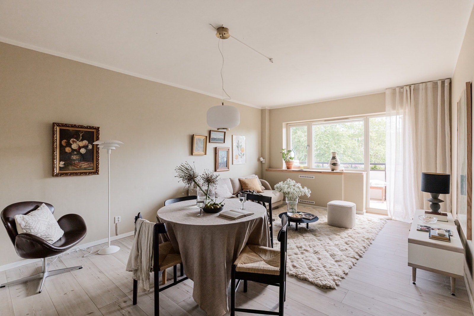 Velkommen inn - her får du en gjennomgående planløsning med svært gode lysforhold. Galleribilde