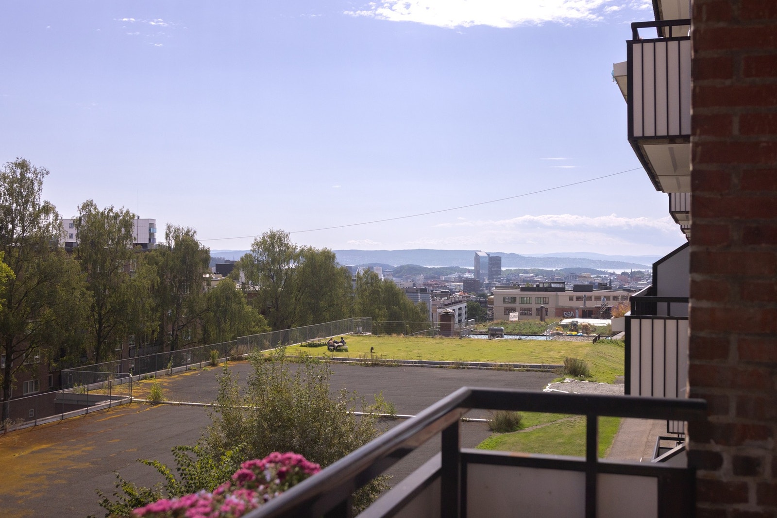 Det bys på en sydøstvendt balkong med helt rå utsikt utover byen og Oslofjorden. Galleribilde