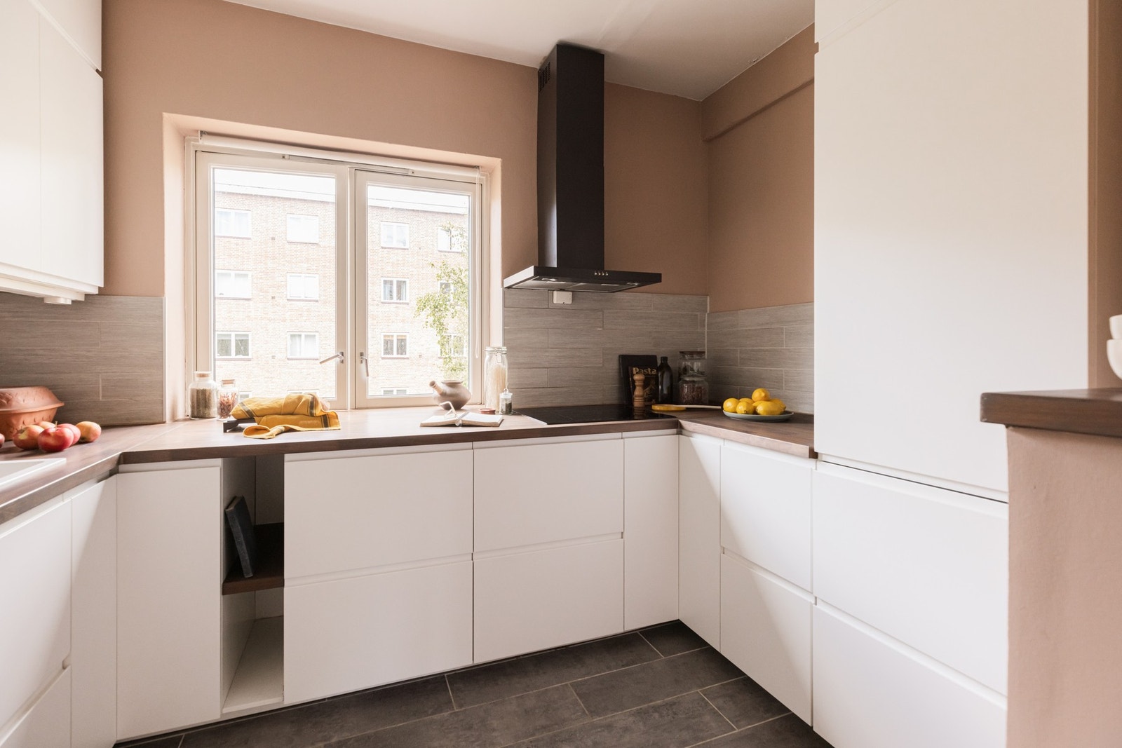 Benkeplate ble pusset og malt i 2025. Galleribilde