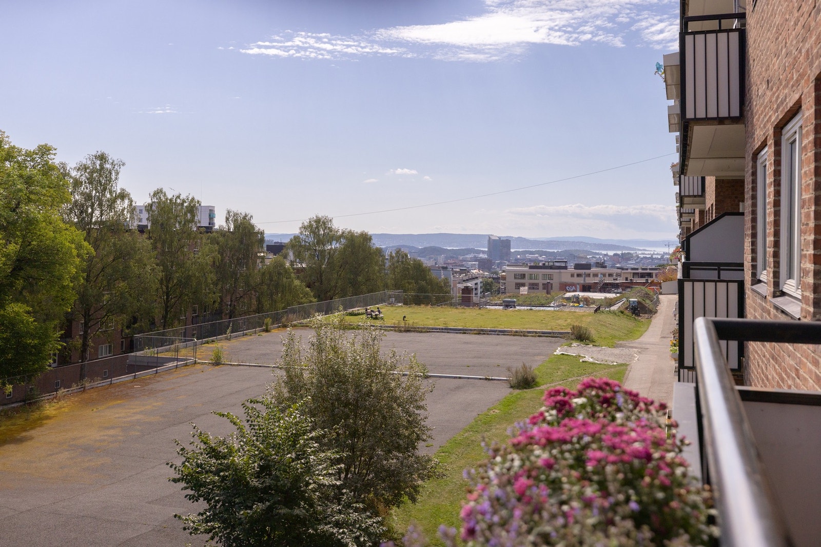 Borettslaget engasjerer til dugnader, sommerfester og andre initiativ. Noe som har vært gøy å delta på! Galleribilde