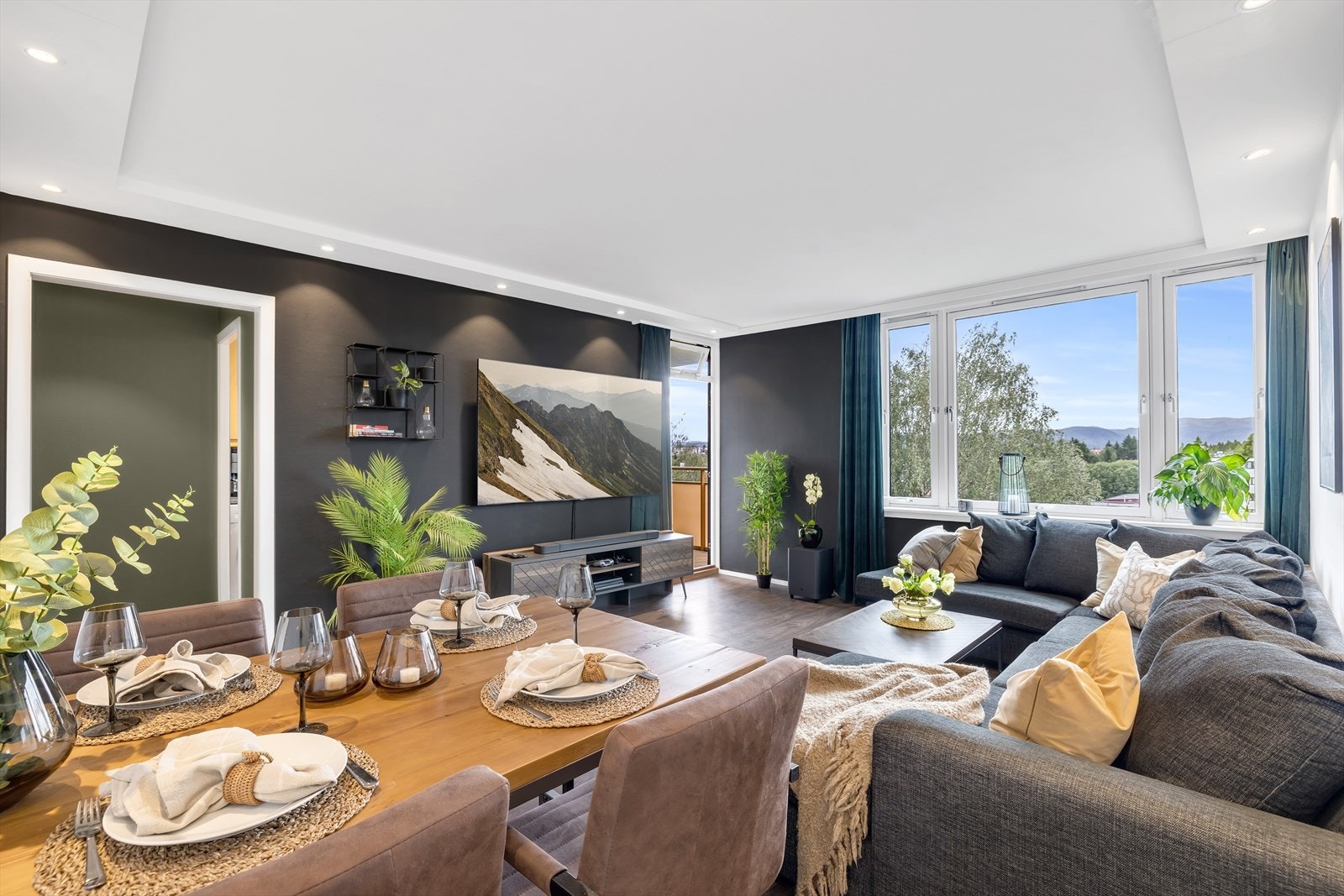 Boligen er oppmalt i friske og moderne farger i nyere tid. Galleribilde