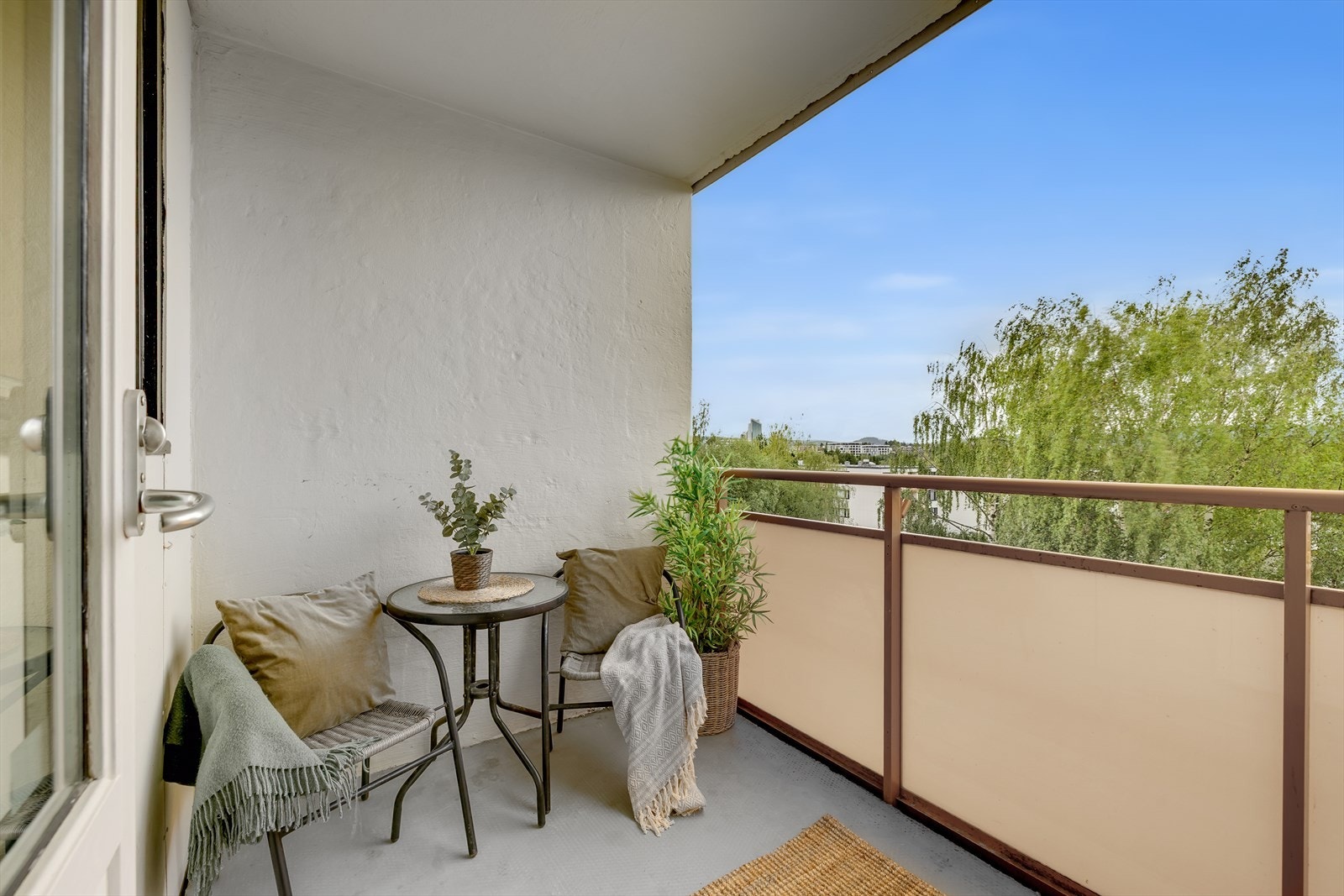 Balkongen er overbygd, som gir økt bruksvennlighet gjennom hele året. Galleribilde