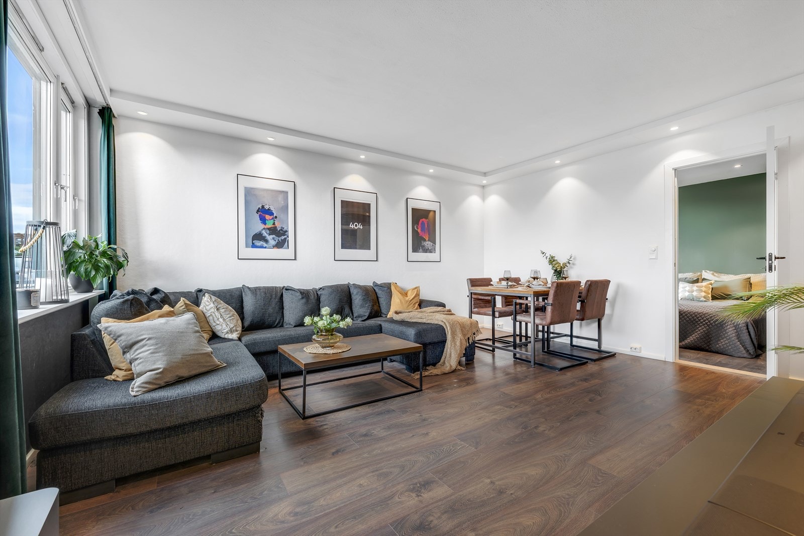 Stue med god plass til både spisebord og sofaseksjon. Stuen er oppmålt til 21,3 kvm. Galleribilde