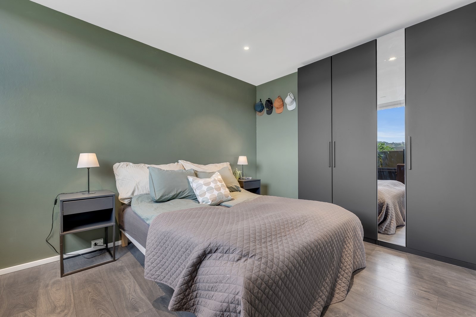 Soverommet er oppmålt til hele 11 m², her har du god plass til dobbeltseng, nattbord på hver side og stor garderobeløsning. Galleribilde