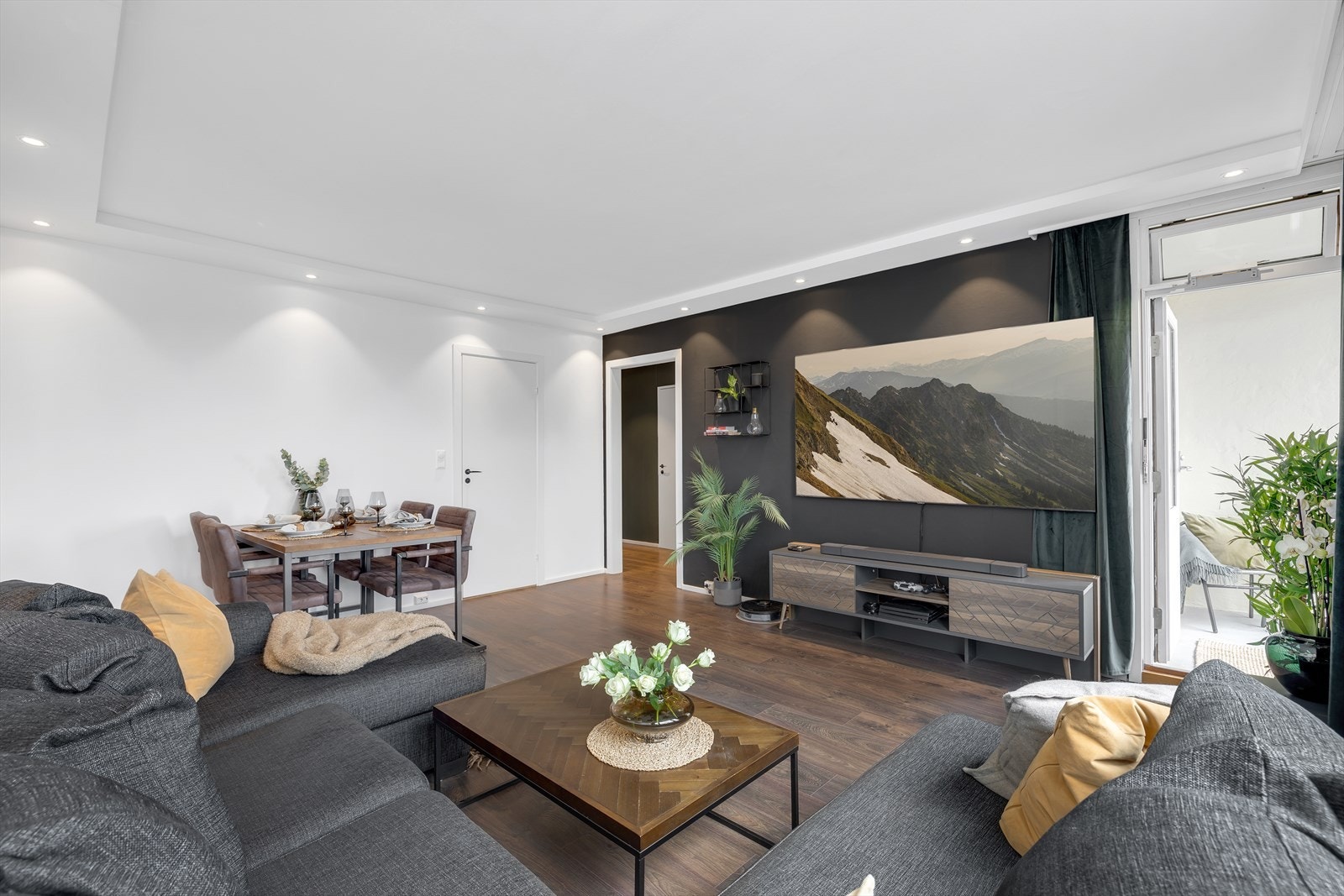 Kommunale avgifter, internett, TV inkl. i felleskostnad. Ingen dokumentavgift ved kjøp. Galleribilde