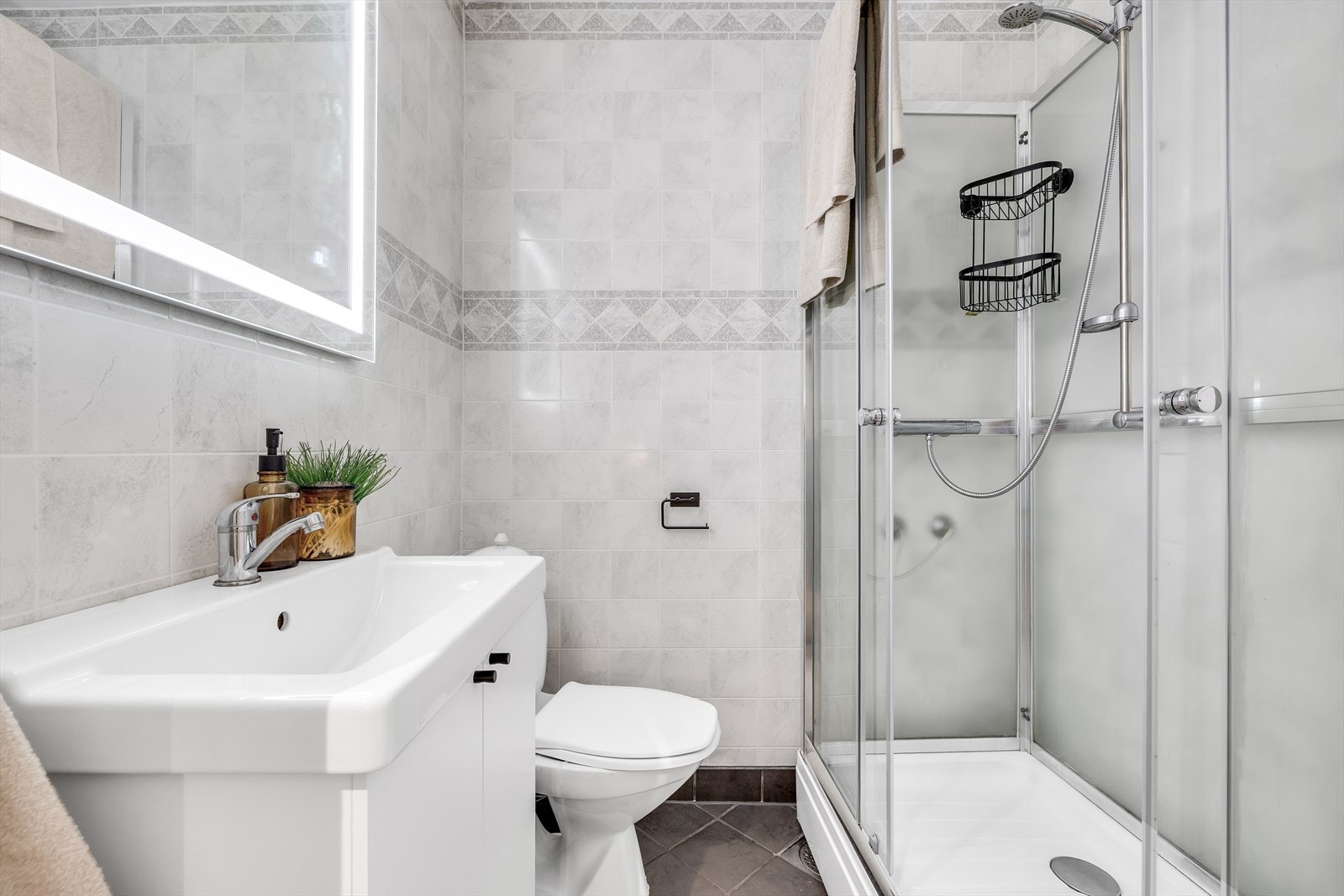 Flis på gulv, sokkelflis og våtromsplater på vegg. Badet er oppmålt til 2,5 m². Galleribilde