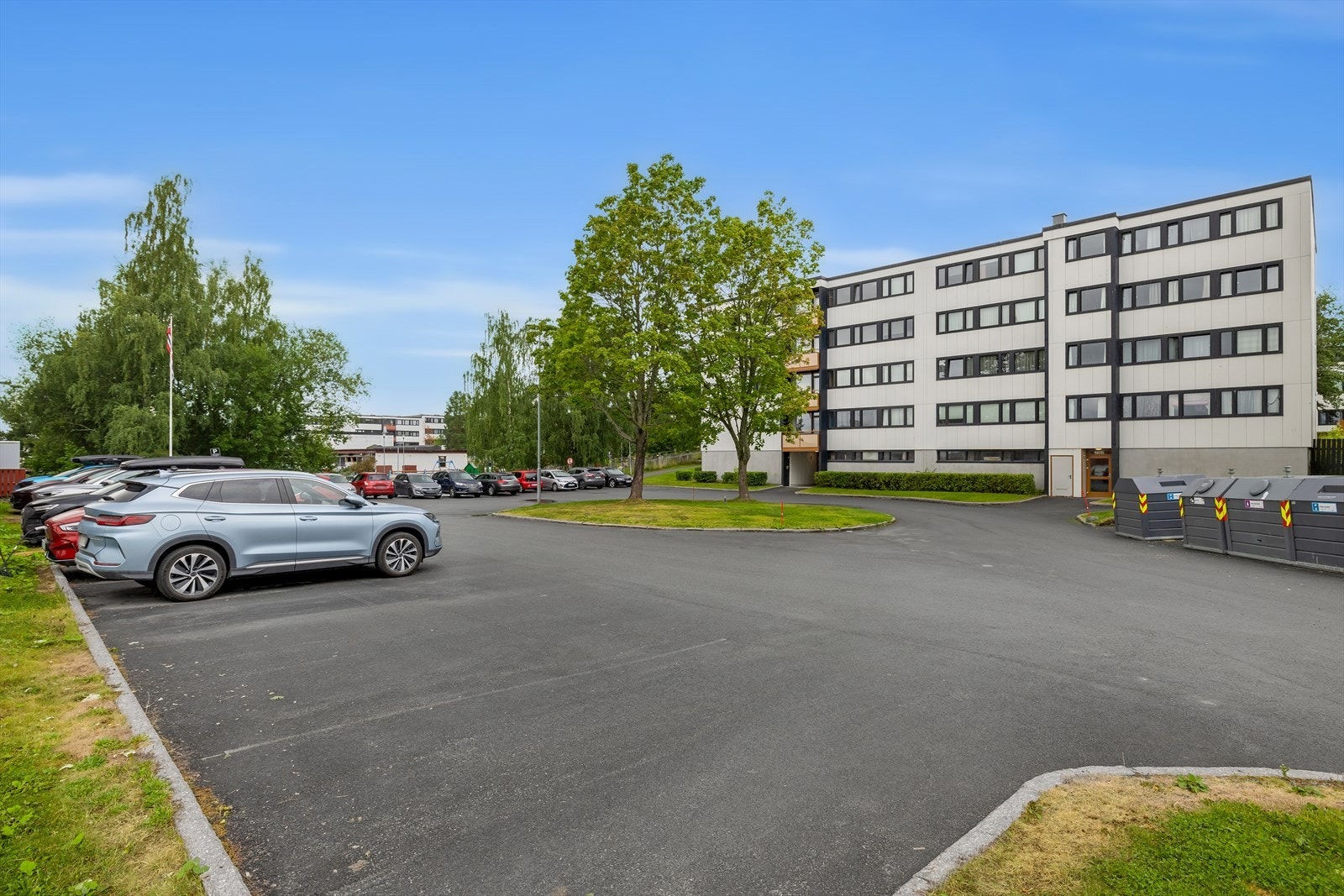 Borettslaget har 257 garasjeplasser, med ferdigstilt ladepunkter i alle garasjer. Det er i tillegg flere lader punkter ved garasjeanleggene i borettslaget. Det er gode muligheter for parkering på oppstillingsplass. Galleribilde