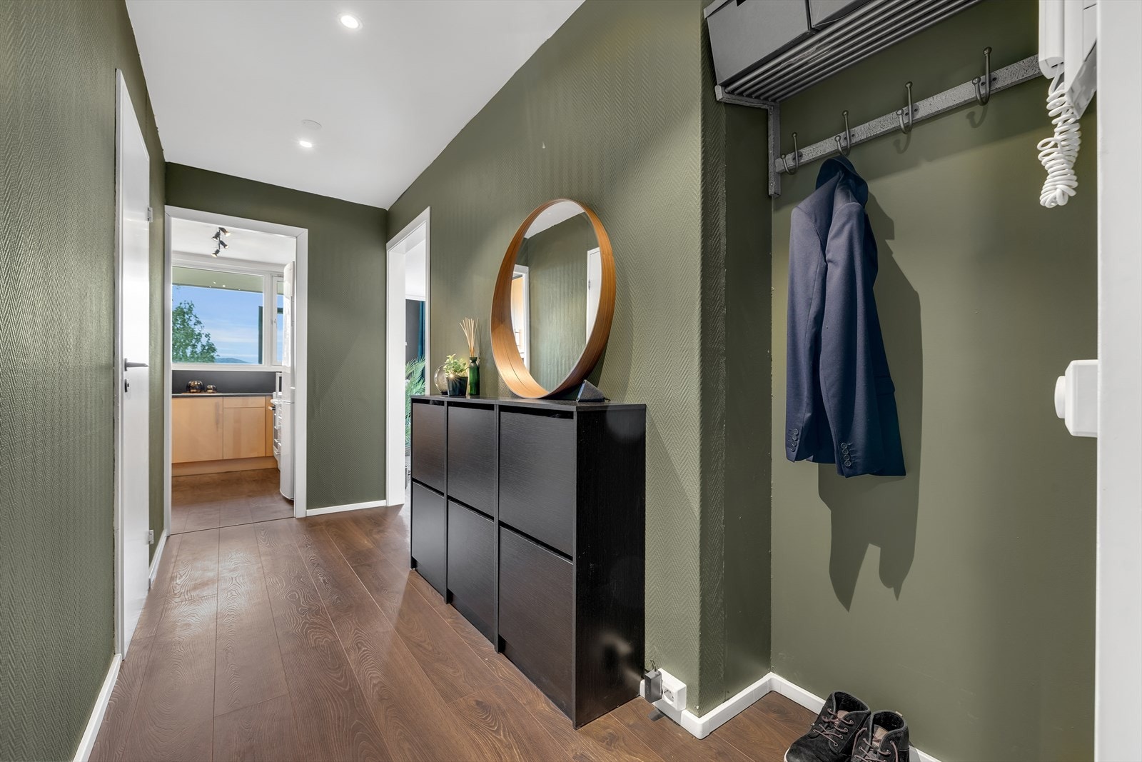 Innbydende inngangsparti med downlights i tak. Oppgradert med nytt gulv og malt i moderne farger. Galleribilde