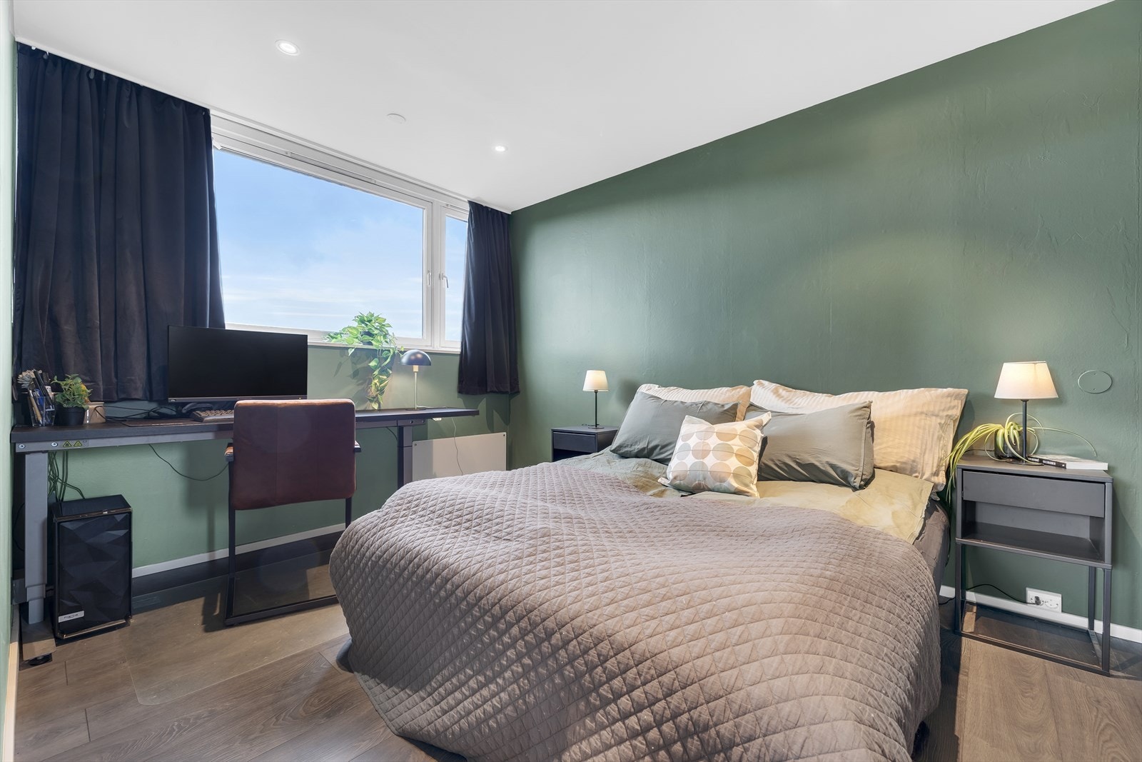 Soverommet har blitt oppradert med nytt gulv, downlights, ekstra isolasjon på vegg og oppmalt i moderne farger. Galleribilde