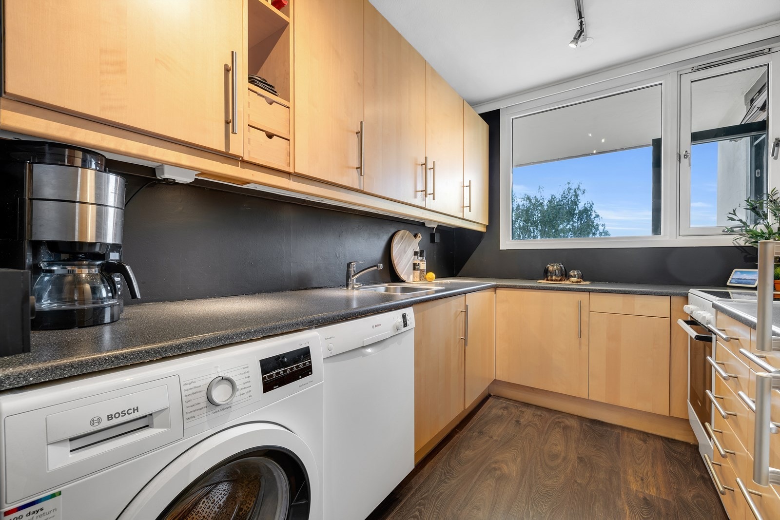 Kjøkken med mye skap og benkeplass. Oppgradert med nytt gulv, ventilator og malt i moderne farger. Galleribilde