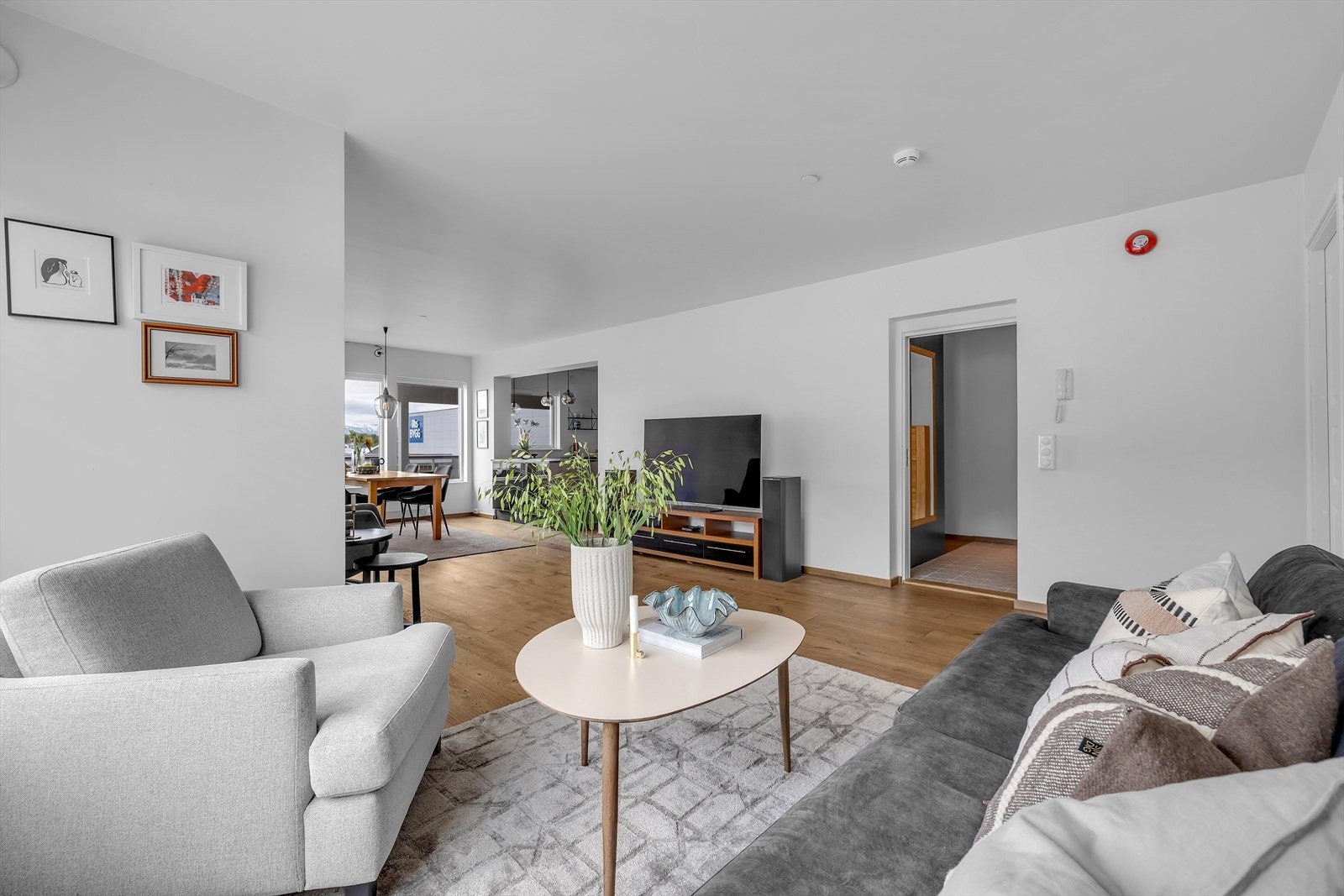 Ei stor og flott stue med delvis åpen løsning mot kjøkkenet Galleribilde