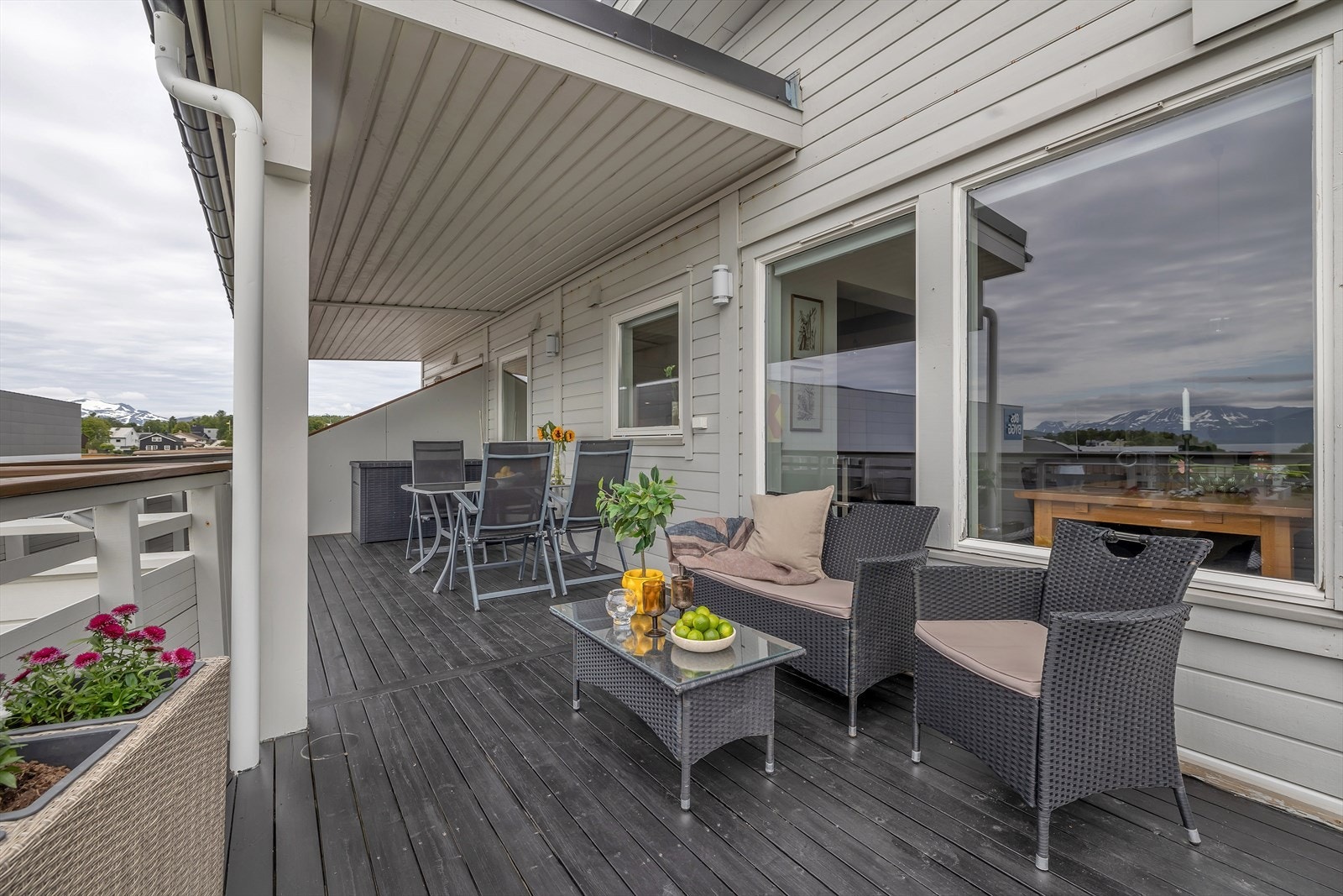 Deler av balkongen har takoverbygg Galleribilde